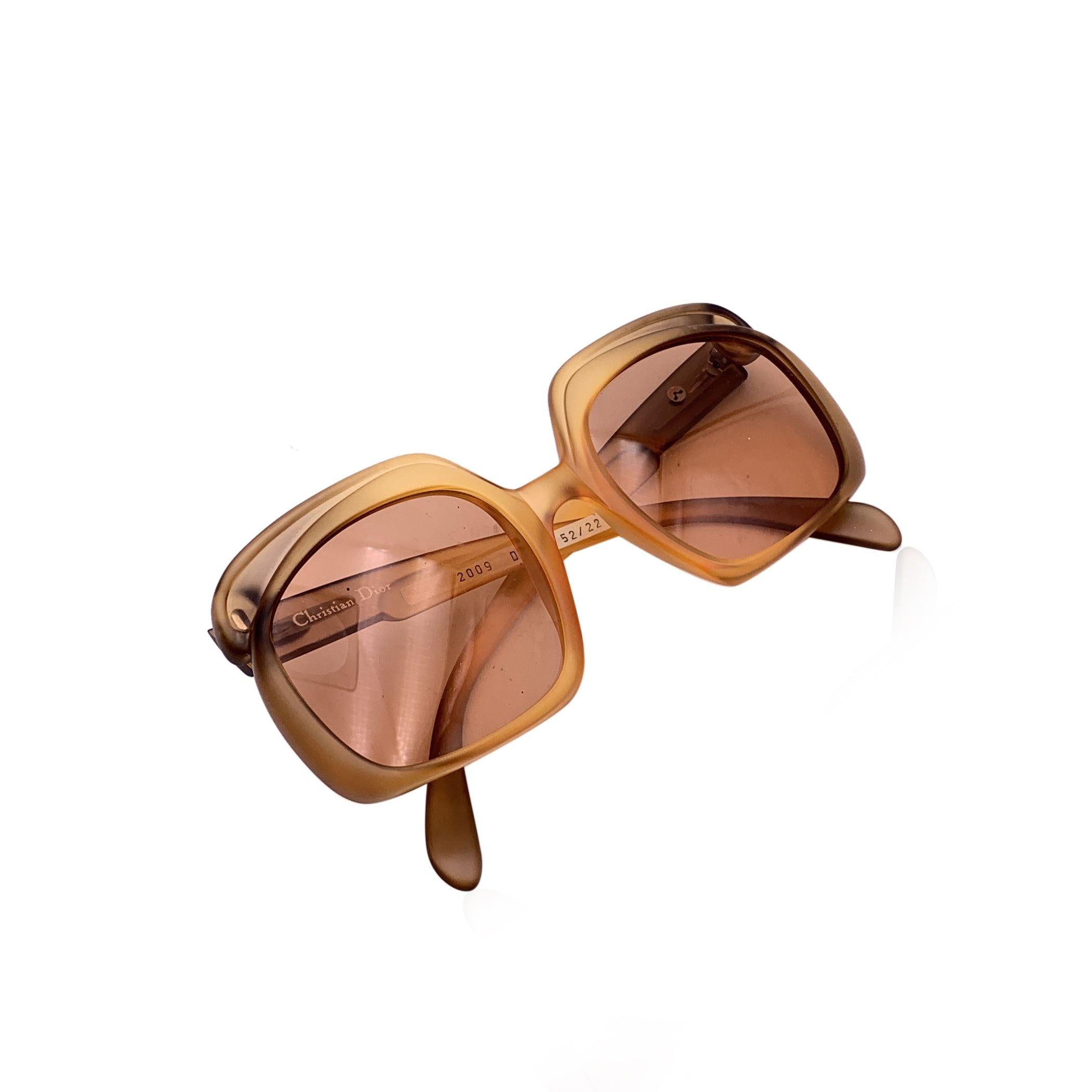 Vintage Christian Dior oversize sunglasses, Mod. 2009- Col D 368 - 52/22. Ombré orange Optyl frame. Original 100% Total UVA/UVB protection in orange color. CD logo on temples. Made in Germany Condition A+ - MINT NEW OLD STOCK - Never worn or used.