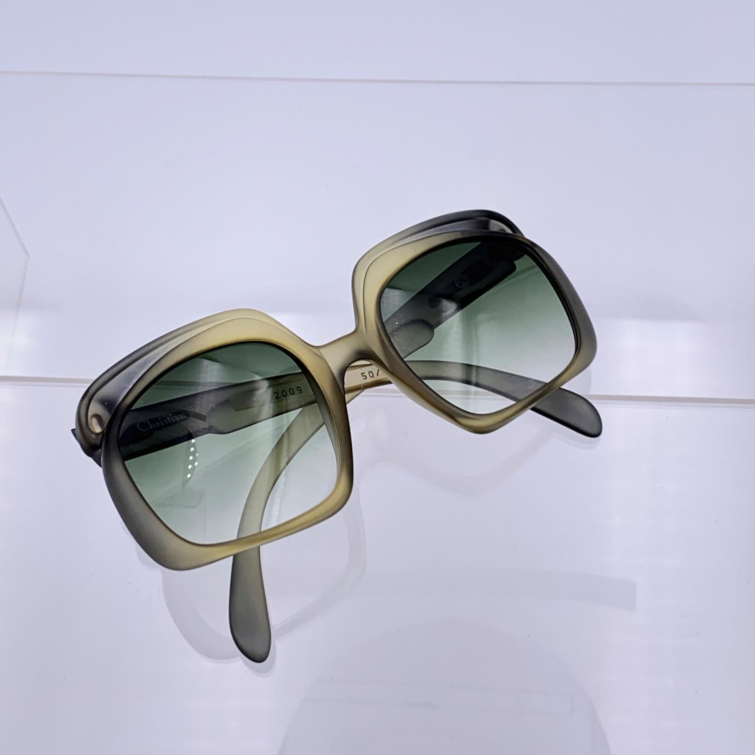 Vintage Christian Dior oversize sunglasses, Mod. 2009- Col D 571. Ombré green Optyl frame. Original 100% Total UVA/UVB protection in gradient green color. CD logo on temples. Made in Germany

Details

MATERIAL: Acetate

COLOR: Green

MODEL: 2009 -