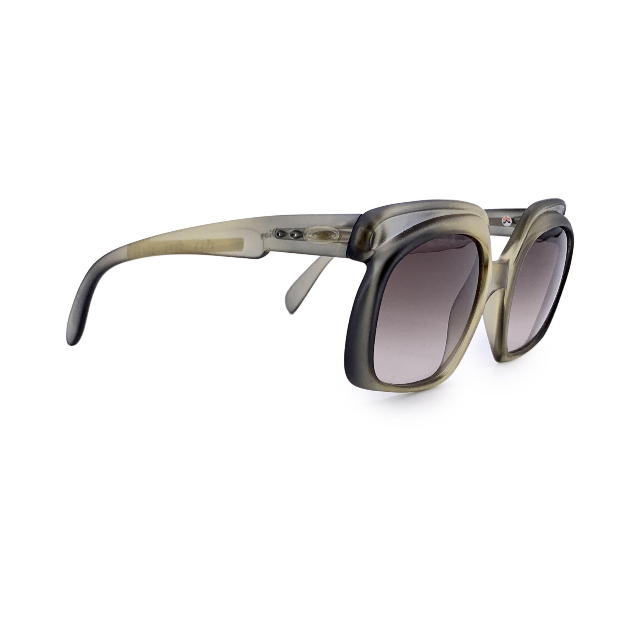 Christian Dior Oversize Sunglasses - Model 2009 Col. 571, Ombré Green Glamour There's nothing quite like slipping on a pair of vintage Christian Dior sunglasses and instantly feeling transported to the golden age of high fashion. Model 2009 - Col.