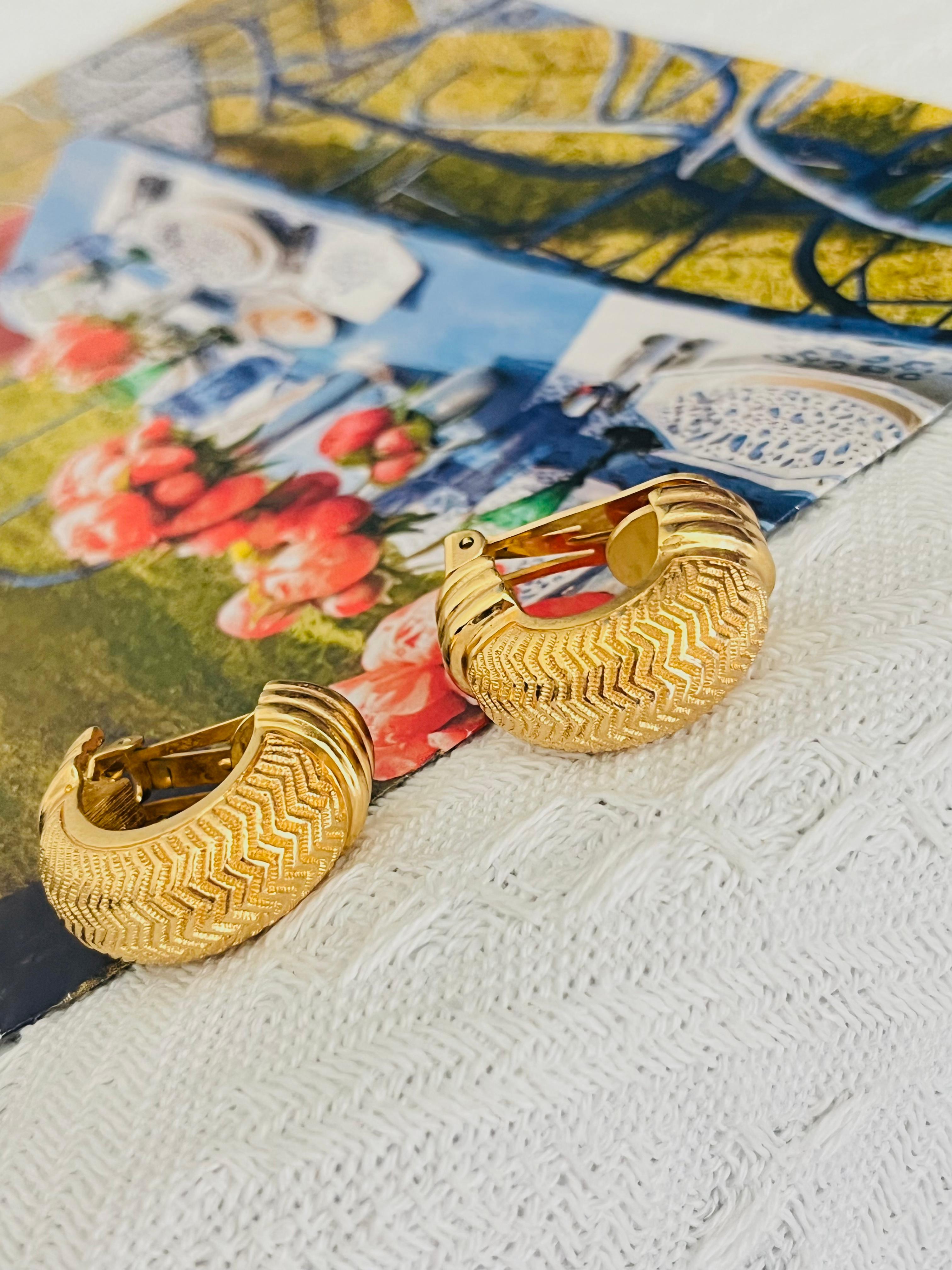 Christian Dior Vintage 1980s Unisex Textured Large Half Hoop Circle Dome Chunky Statement Modernist Clip Earrings, Gold Tone

Very good condition. Maybe light scratches or colour loss, barely noticeable. Very popular. 100% Genuine.

A very beautiful