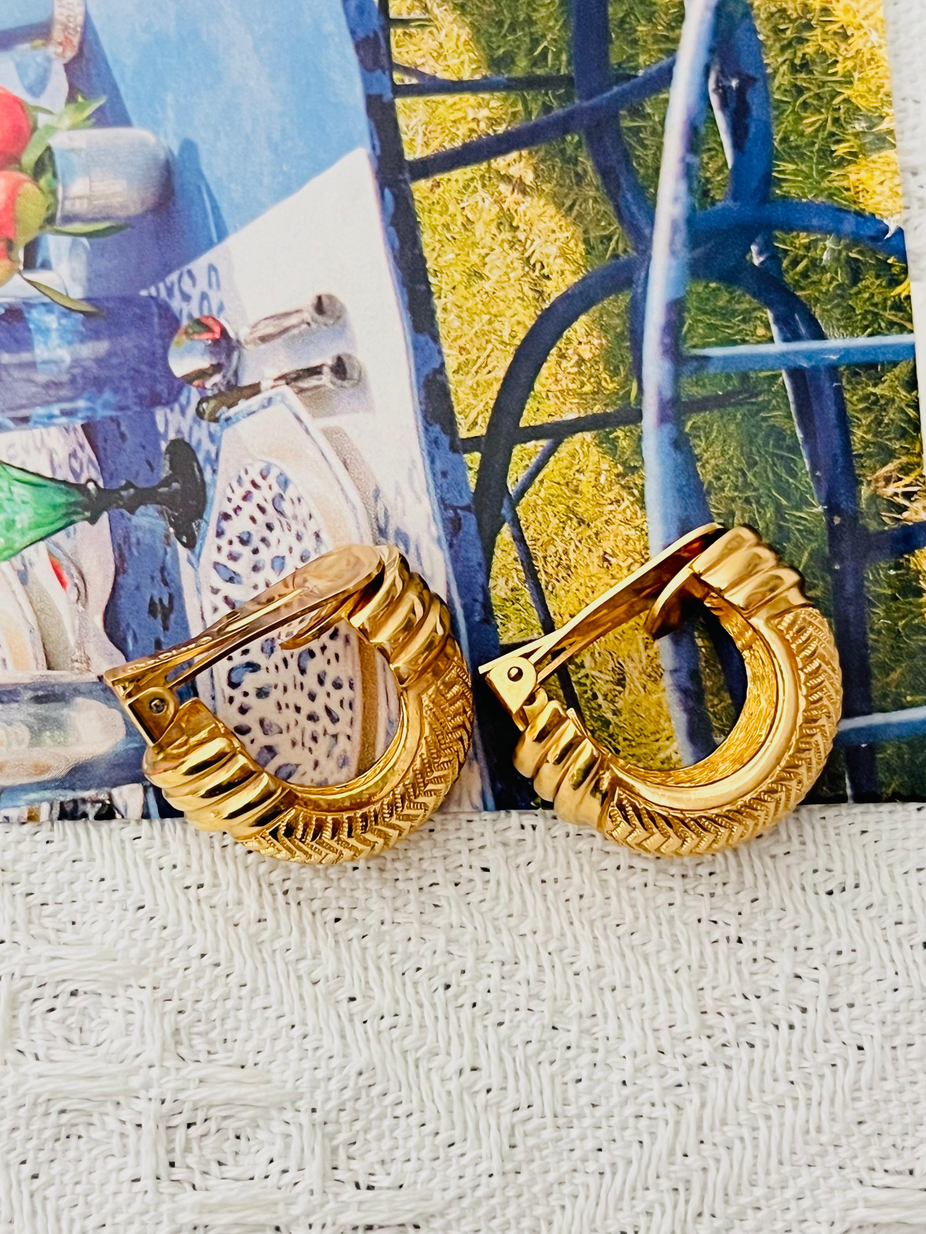Christian Dior Vintage Texture Large Half Hoop Circle Dome Chunky Clip Earrings In Good Condition For Sale In Wokingham, England