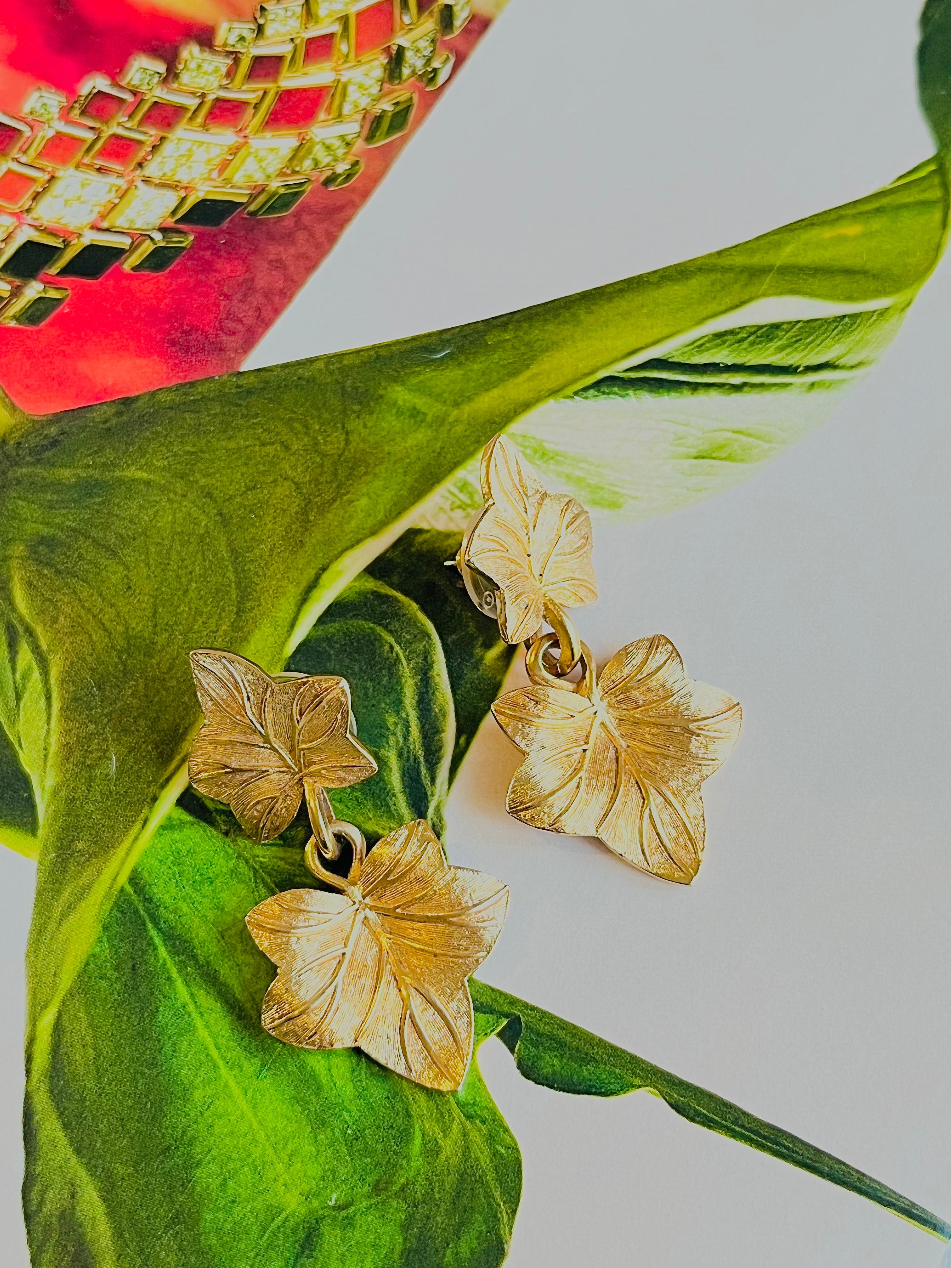 Christian Dior Vintage Texturierte Doppel-Ahornblatt-Ohrringe aus Gold mit durchbohrten Ohrringen (Edwardian) im Angebot
