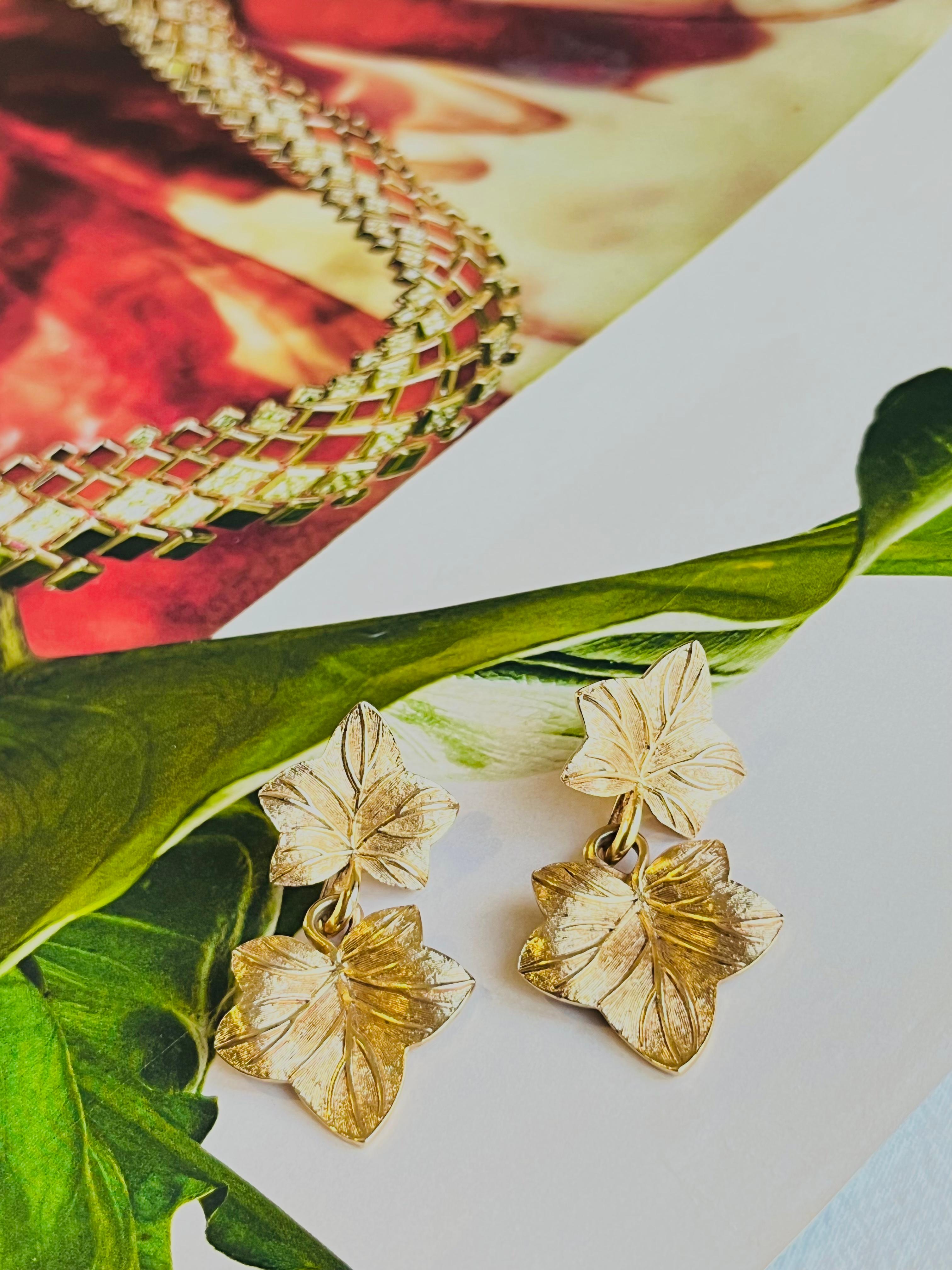 Christian Dior Vintage Texturierte Doppel-Ahornblatt-Ohrringe aus Gold mit durchbohrten Ohrringen im Zustand „Hervorragend“ im Angebot in Wokingham, England