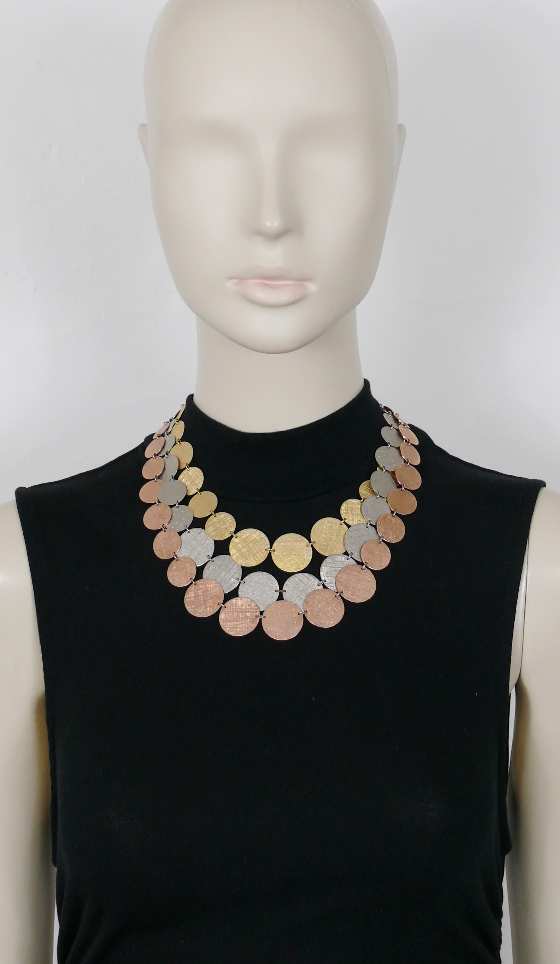 Collana vintage a tre fili di CHRISTIAN DIOR con dischi graduati in tonalità oro, argento e rame.

Chiusura a pulsante.

CHR in rilievo. DIOR Germania 1966.

Misure indicative: lunghezza circa 42,5 cm (16,73 pollici) / diametro del disco più grande