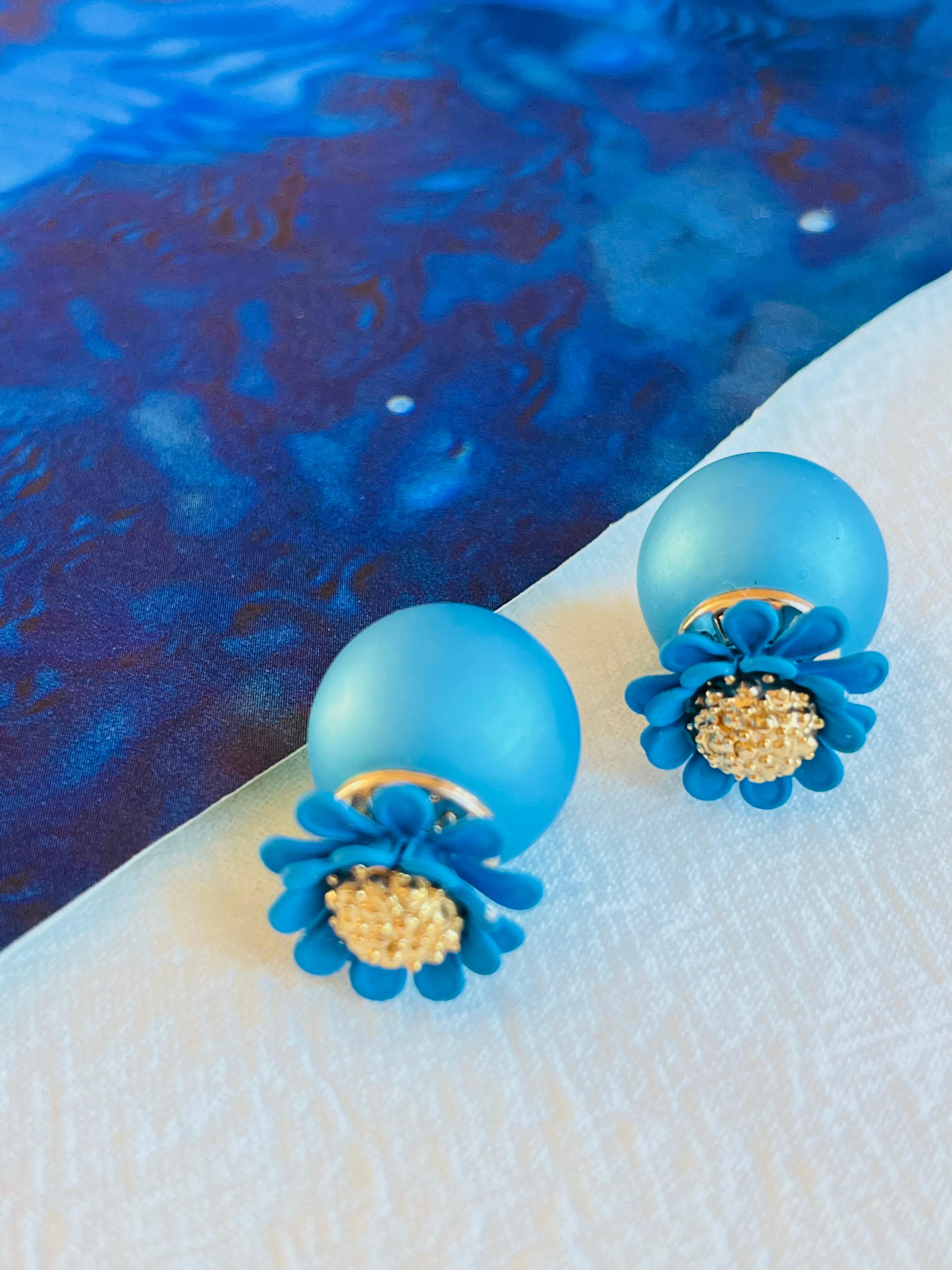 Very good condition. 100% Genuine. Light scratches or colour loss. Barely noticeable.

Limited edition. No longer produced.

The Dior Tribales earrings showcase a modern and iconic design. The small resin flower sits on the front while the larger