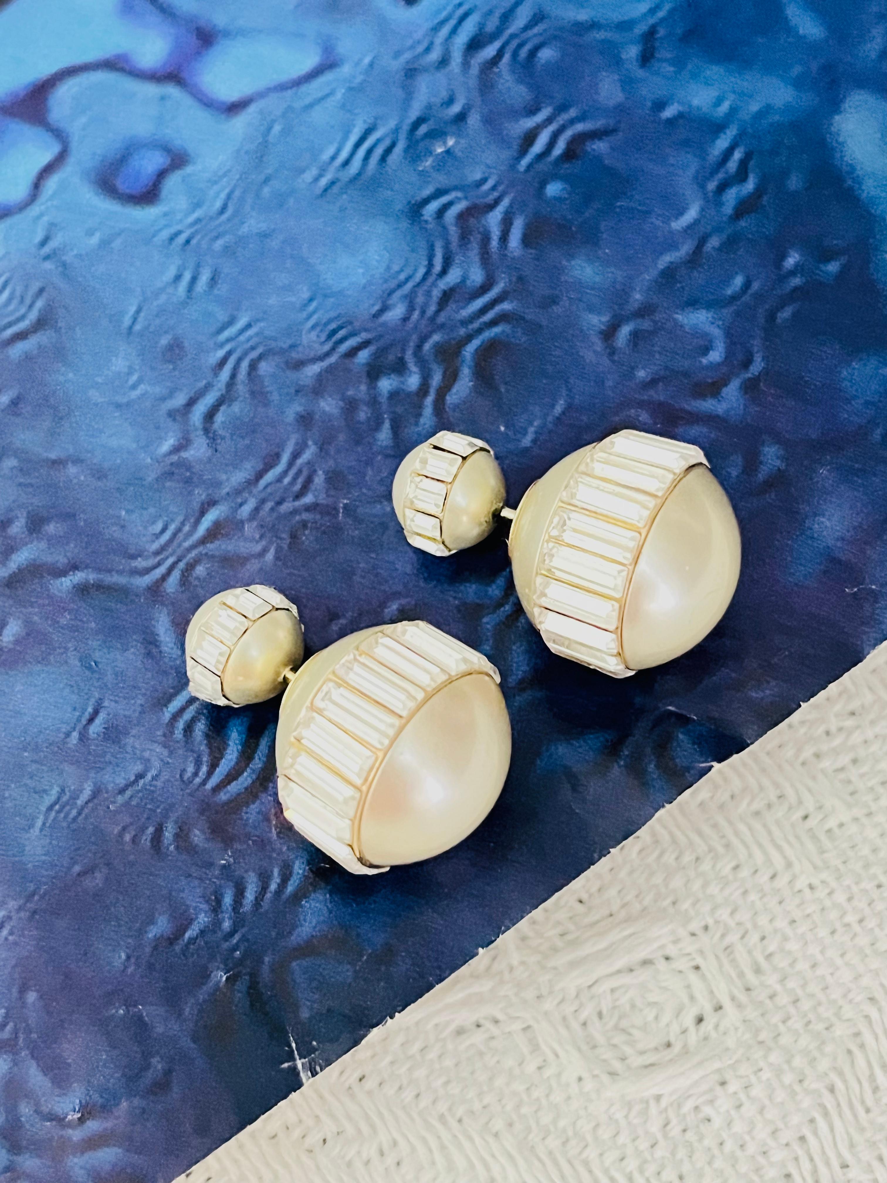 Christian Dior Vintage Clásico Tribale Perla Blanca Rectángulo Baguette Cristales Bola Redonda Pendientes perforados, bañados en plata

Muy buen estado. Quizá ligeros arañazos y pérdida de color, pero no pérdida de piedras. Sólo un strass no está