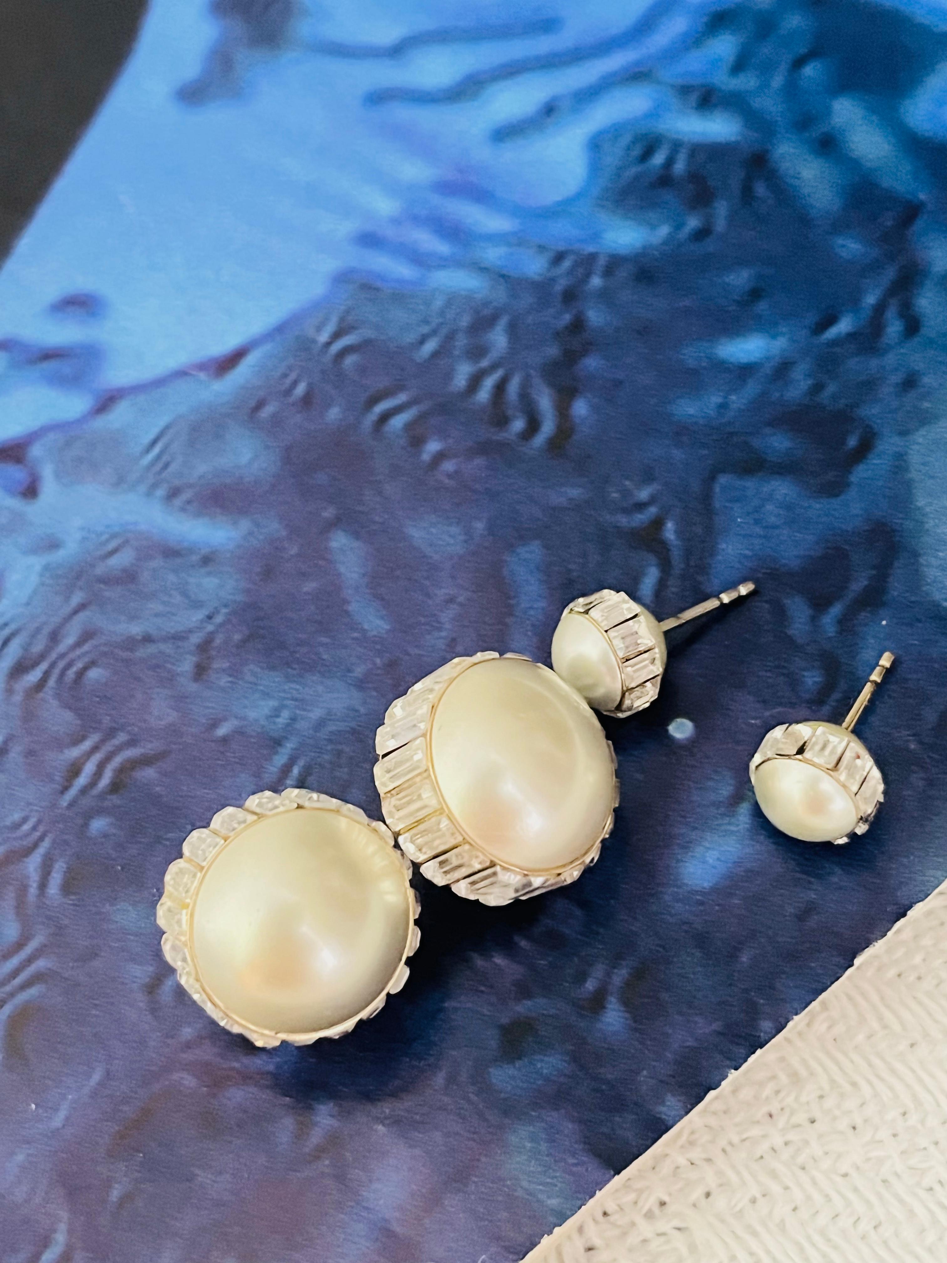 Christian Dior Vintage Tribal Tribale Pendientes con bola de cristal y perlas blancas en Bueno estado para la venta en Wokingham, England
