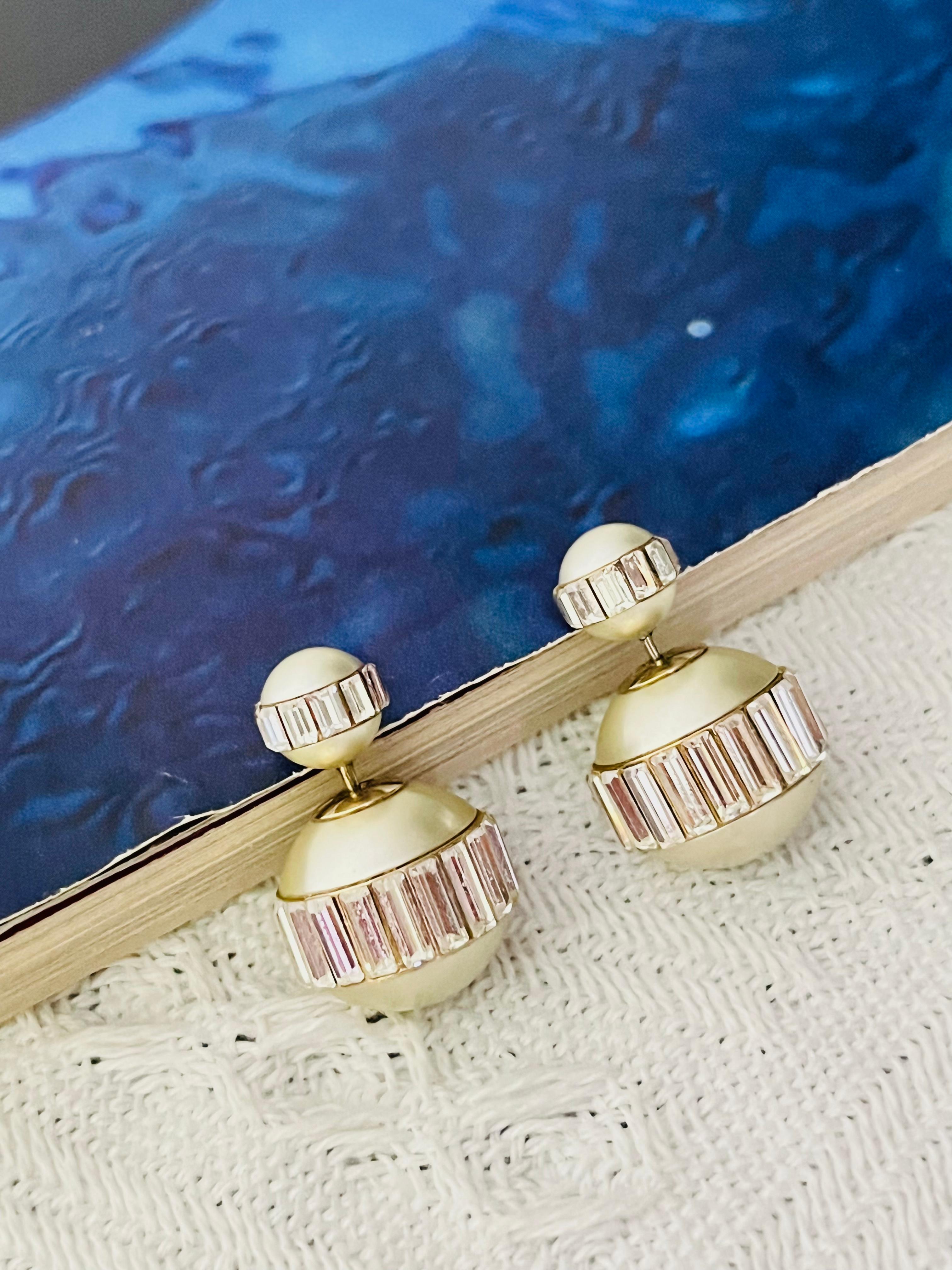 Femenino o masculino Christian Dior Vintage Tribal Tribale Pendientes con bola de cristal y perlas blancas en venta