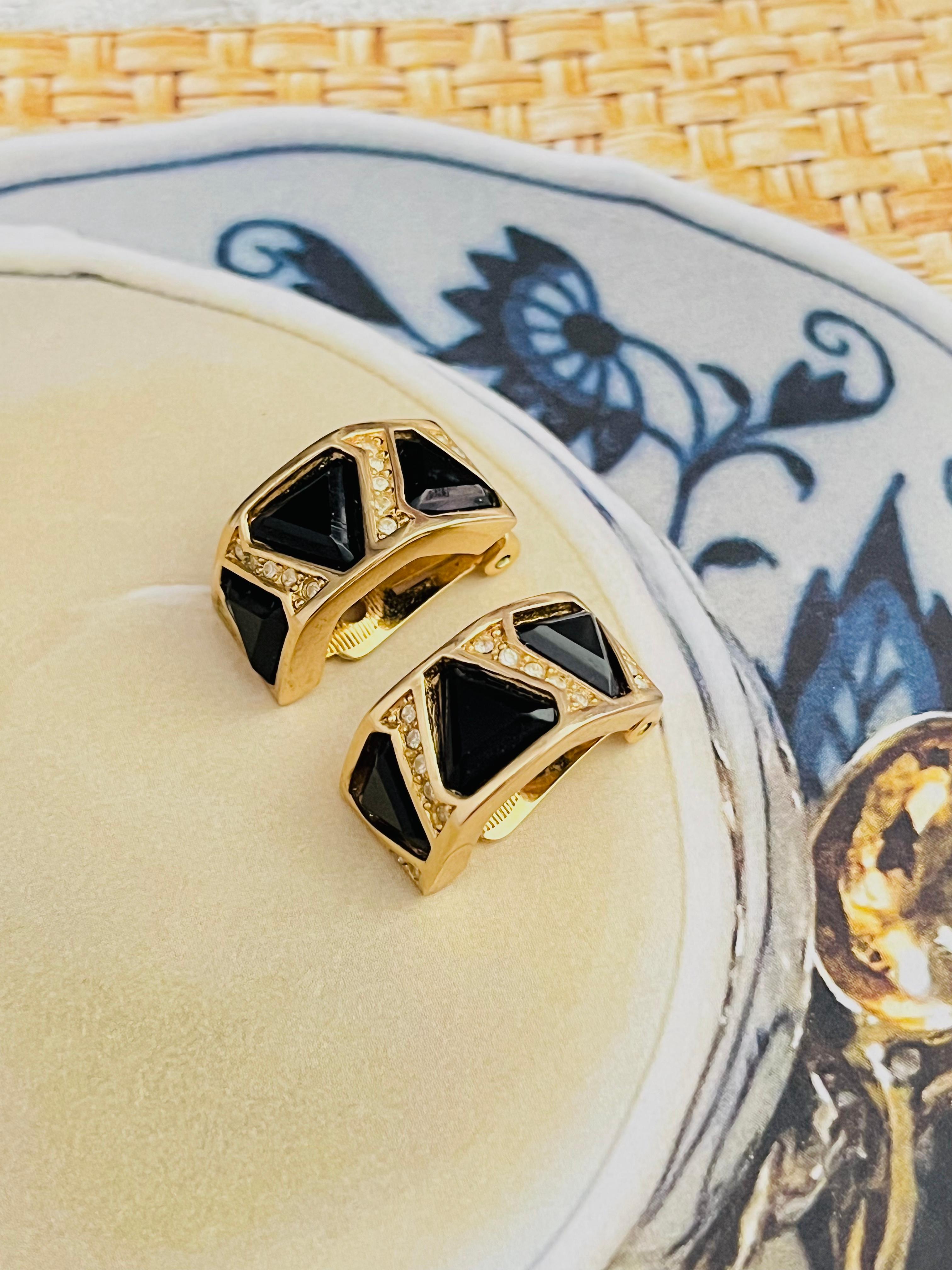 Christian Dior Vintage 1980s Unisex Trio Black Triangle Geometric Crystals Half Dome Hoop Modernist Clip Earrings, Gold Tone

Very excellent condition. Maybe Light scratches or colour loss, barely noticeable. 100% Genuine.

Signed at the back. Very