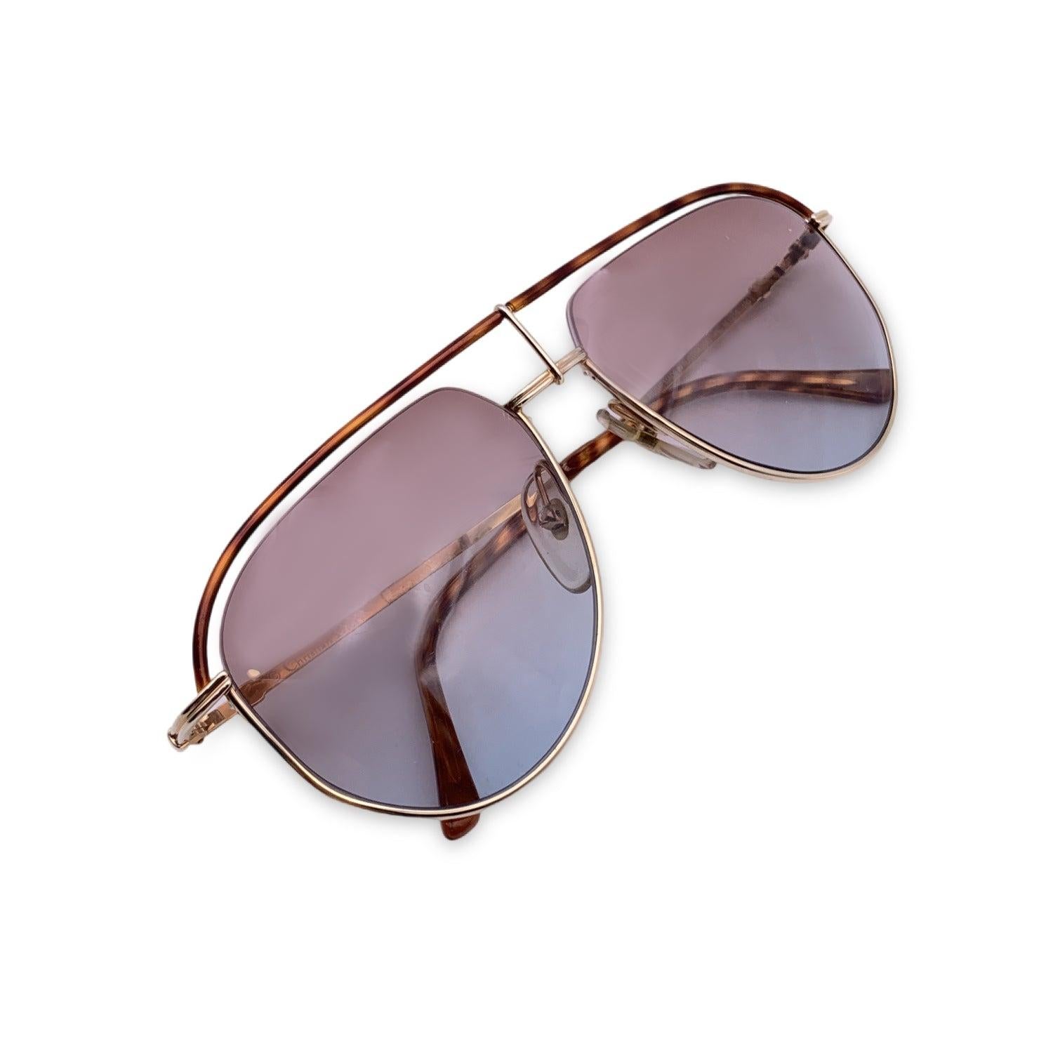 Vintage Christian Dior Unisex Aviator Sunglasses, Mod. 2582 41. Size: 56/16 135mm. Gold metal frame with brown acetate on the upper frame. CD logo on gold temples . 100% Total UVA/UVB protection. Brown to blue gradient lenses. Details MATERIAL: