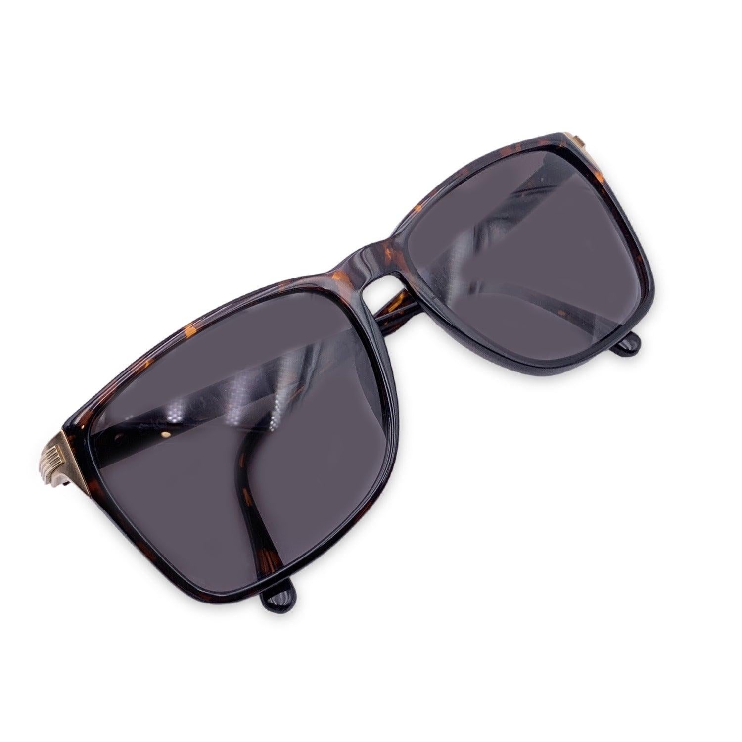 Vintage Christian Dior Unisex Sunglasses, Mod. 2483 10 Optyl. Size 57/16 140mm. Brown acetate Optyl frame. 100% Total UVA/UVB protection brown gradient lenses. CD logos on gold metal finish placed on the side of the temples. Details MATERIAL: