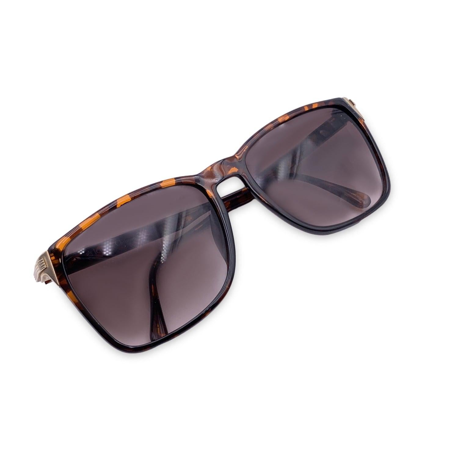 Vintage Christian Dior Unisex Sunglasses, Mod. 2483 10 Optyl. Size 59/17 130mm. Brown acetate Optyl frame. 100% Total UVA/UVB protection brown gradient lenses. CD logos on gold metal finish placed on the side of the temples.
