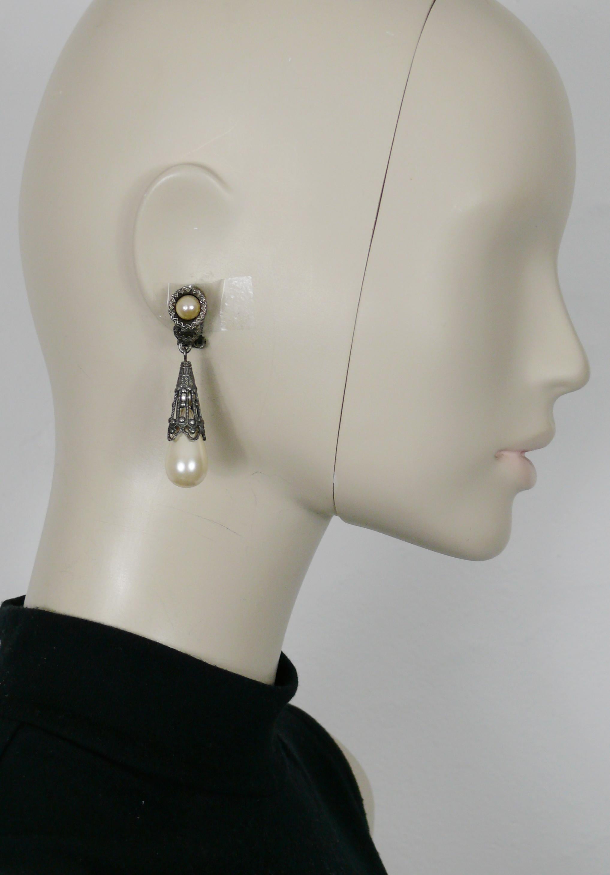 CHRISTIAN DIOR vintage oxidized gun patina dangling earrings (clip-on) embellished with faux pearls.

Marked CHR. DIOR Germany.

Indicative measurements : height approx. 6.1 cm (2.40 inches) / max width approx.  1.3 cm (0.51 inch).

Weight per