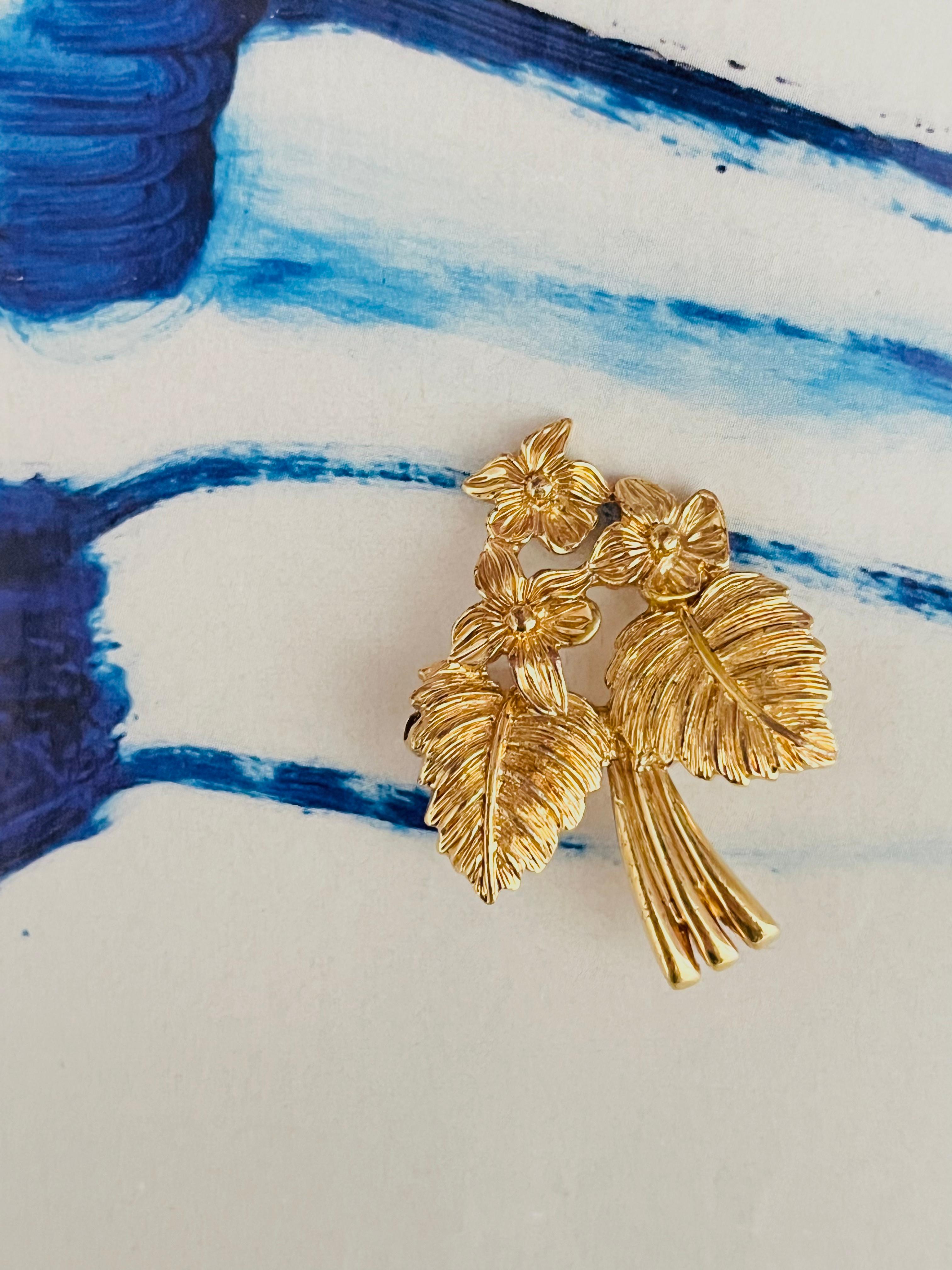Christian Dior Vintage Vivid Cluster Flower Large Leaf Bouquet Spilla in oro In condizioni buone a Wokingham, England
