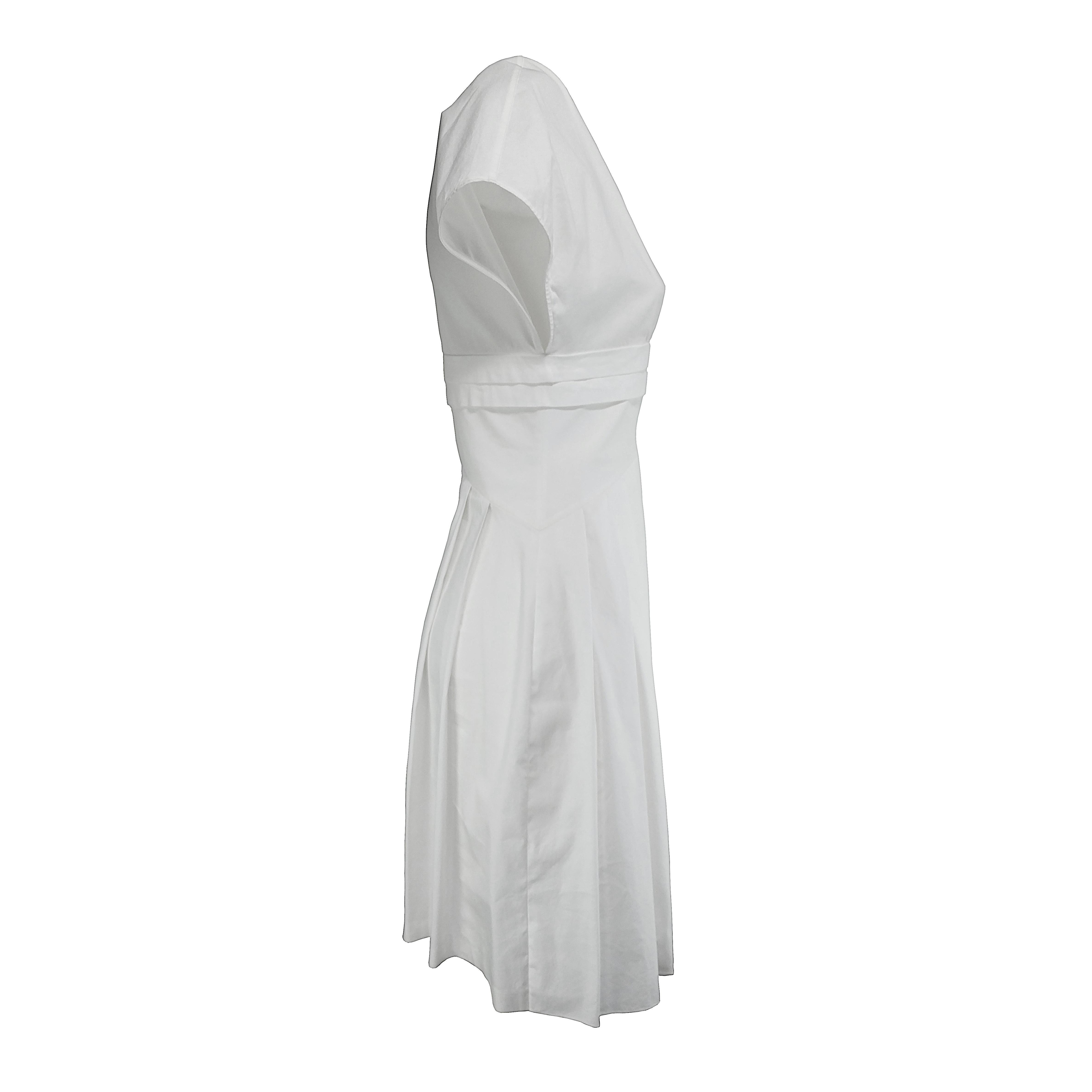 Crafted in white cotton, this dress by Christian Dior will help you building a timeless wardrobe of elevated yet understated styles. Based on a sophisticated design, it features kimono short-sleeves, a V-neckline and a flared silhouette enhanced by