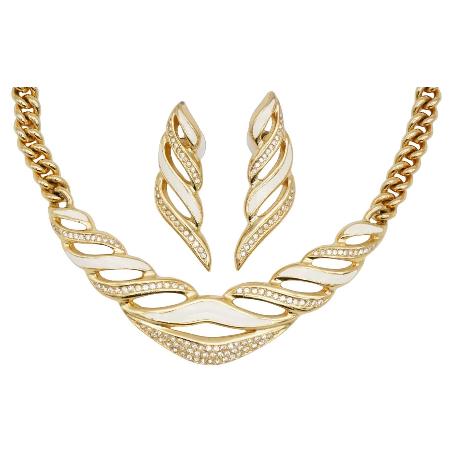 Christian Dior Vintage 1980s Weiß Emaille Kristalle Spirale Openwork Elegante Chunky Anhänger Halskette Lange Ohrringe durchbohrt Schmuck-Set, Gold-Ton

Sehr guter Zustand. Es sind keine Steine verloren gegangen. Leichte Kratzer oder Farbverluste,