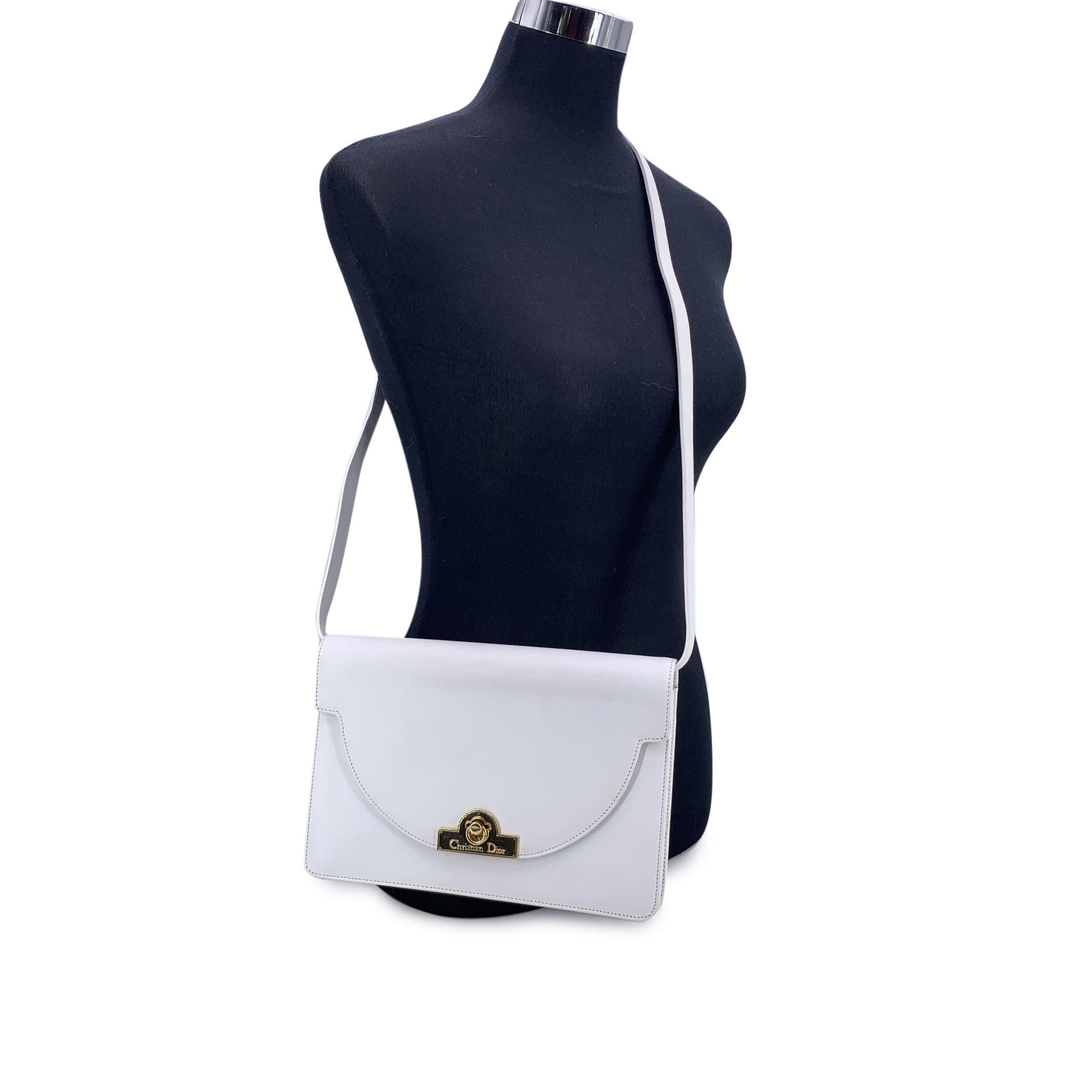 Esta bandolera vintage Christian Dior, una pieza atemporal de la casa Dior, es una refinada mezcla de elegancia parisina y lujo discreto. Fabricado en piel blanca, transmite el encanto de una época pasada. La solapa delantera está adornada con una