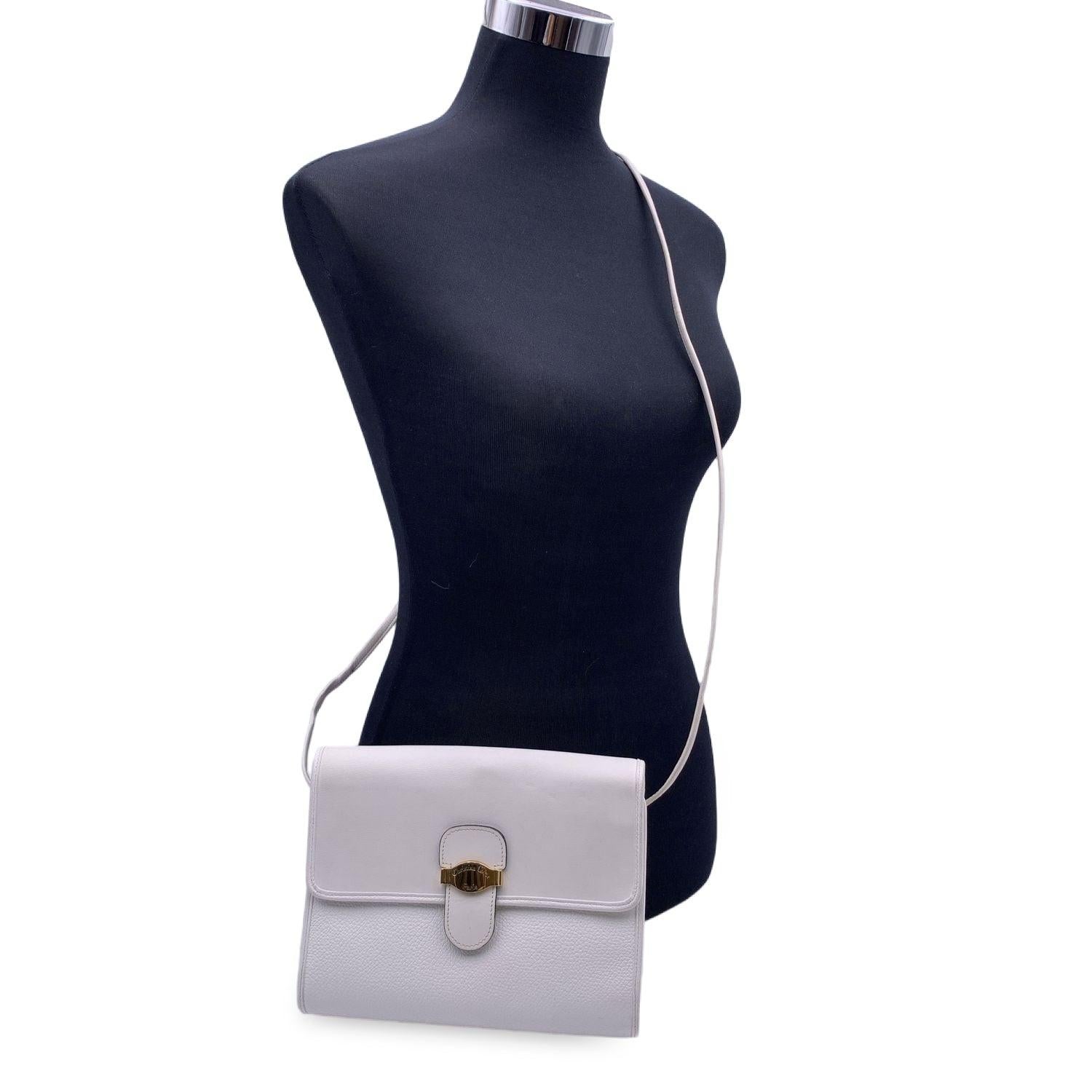 Vintage CHRISTIAN DIOR shoulder bag crafted in white leather. Flap with magnetic button closure. Gold metal 'Christian Dior Paris' logo tab on the front. 1 side open pocket inside. 'Christian Dior - Made in France' tag inside

Condition

A -