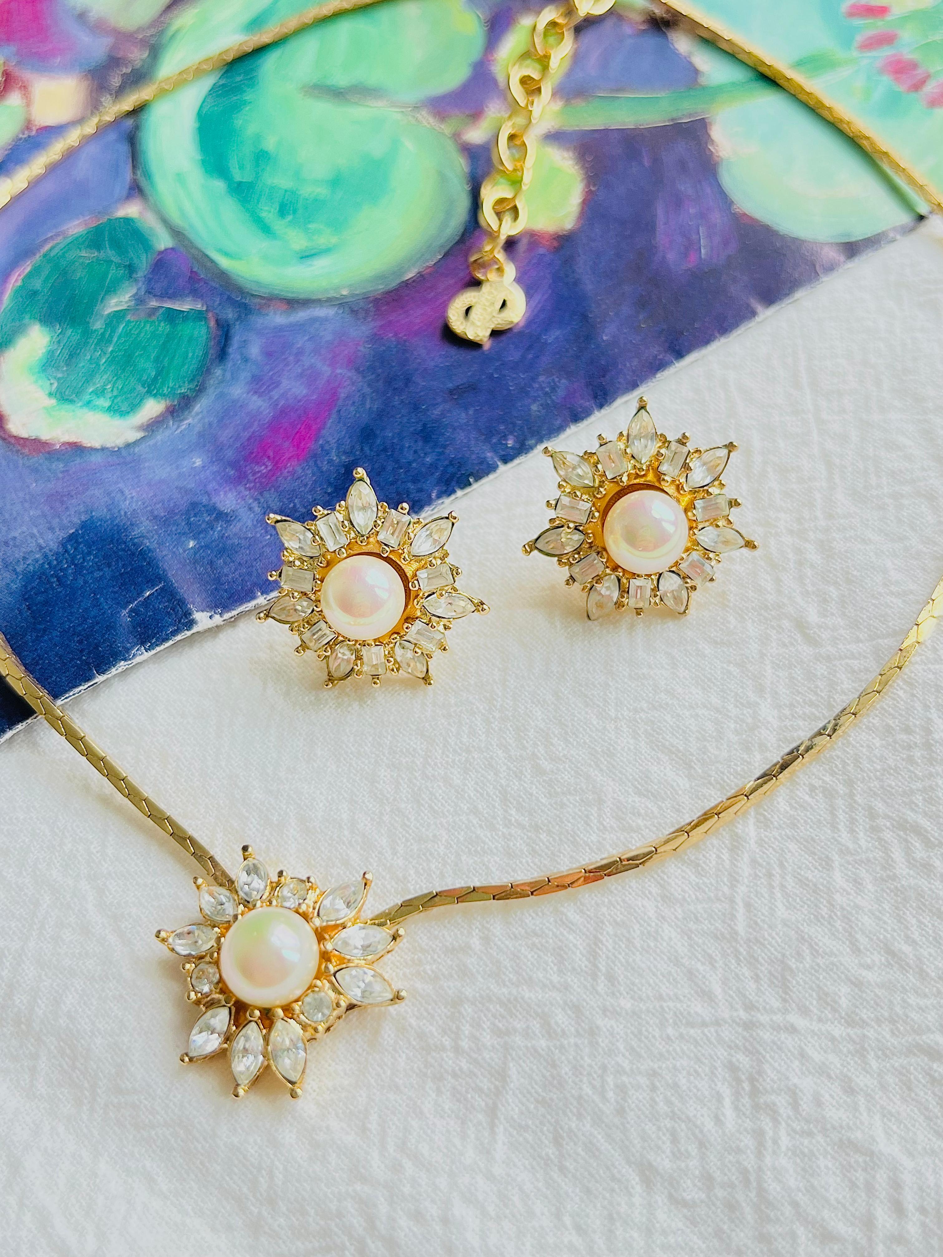 Christian Dior Vintage White Pearl Flower Snowflake Crystal Sunburst Gold 2 Set In Excellent Condition For Sale In Wokingham, England