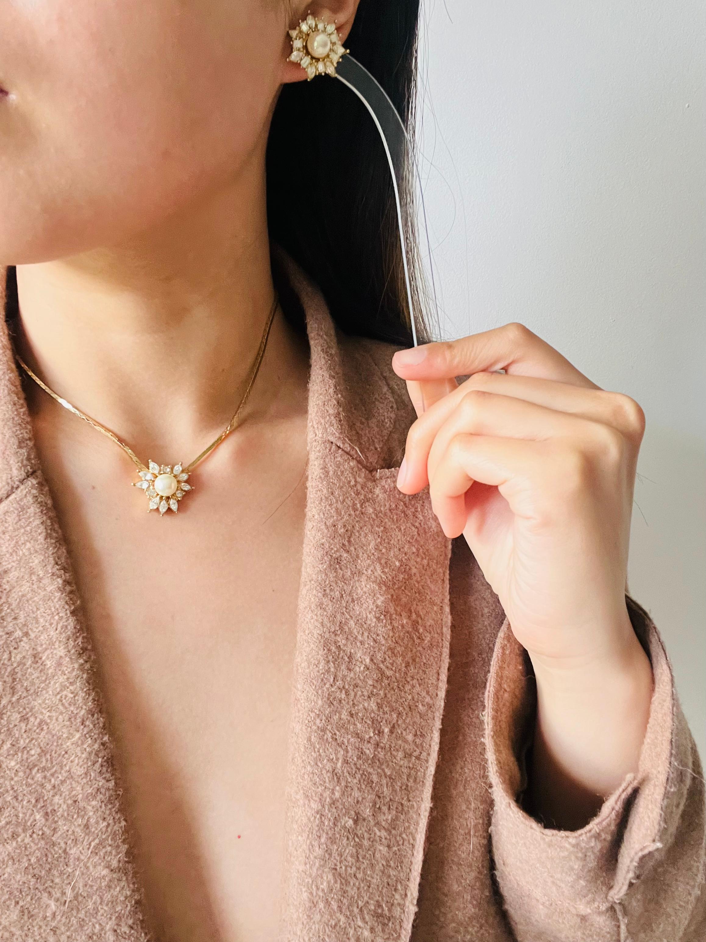 Christian Dior Vintage White Pearl Flower Snowflake Crystal Sunburst Gold 2 Set For Sale 2