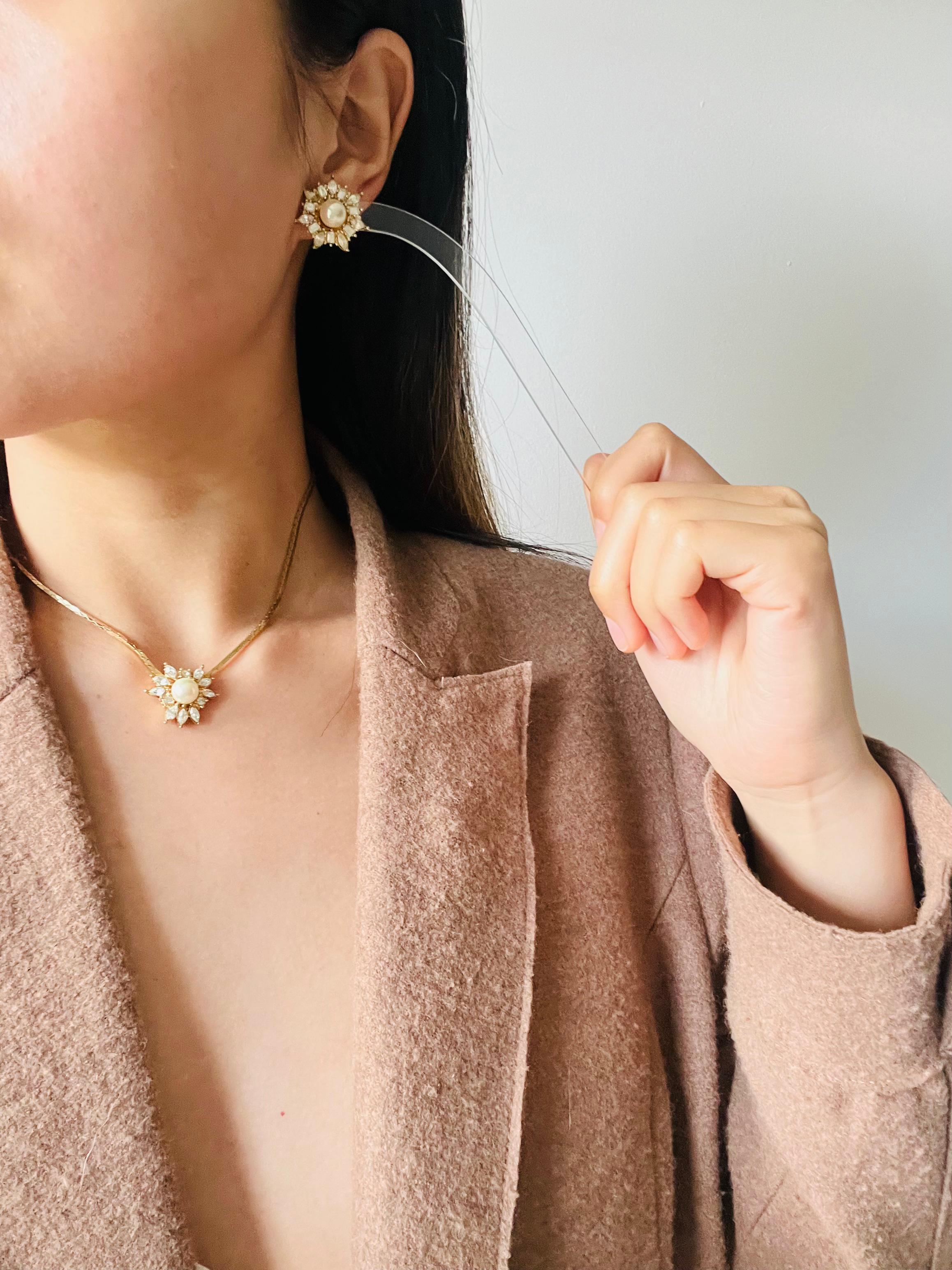 Christian Dior Vintage White Pearl Flower Snowflake Crystal Sunburst Gold 2 Set For Sale 4