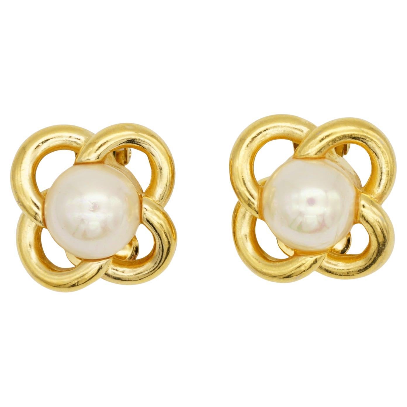 Christian Dior Vintage Weiß Runde Perle Blume Klee durchbrochene Clip-Ohrringe