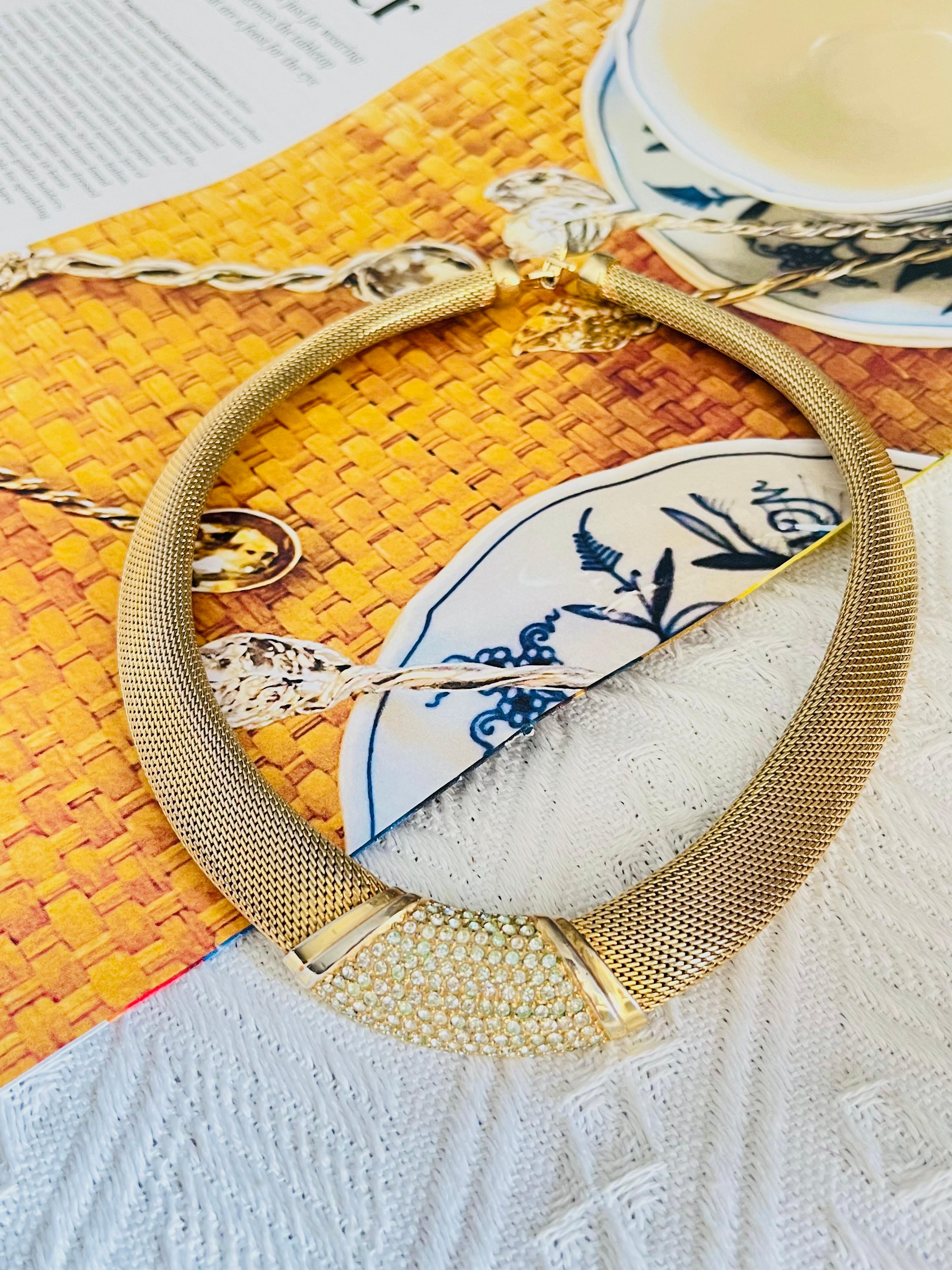 Christian Dior Vintage 1980s Unisex Ganze Kristalle Trapezoid Breite gewebte Mesh Omega Halskette Kragen Choker klobige Aussage Modernist Halskette, vergoldet

Sehr guter Zustand. Einige leichte Kratzer oder Farbverlust, leicht grün auf einigen