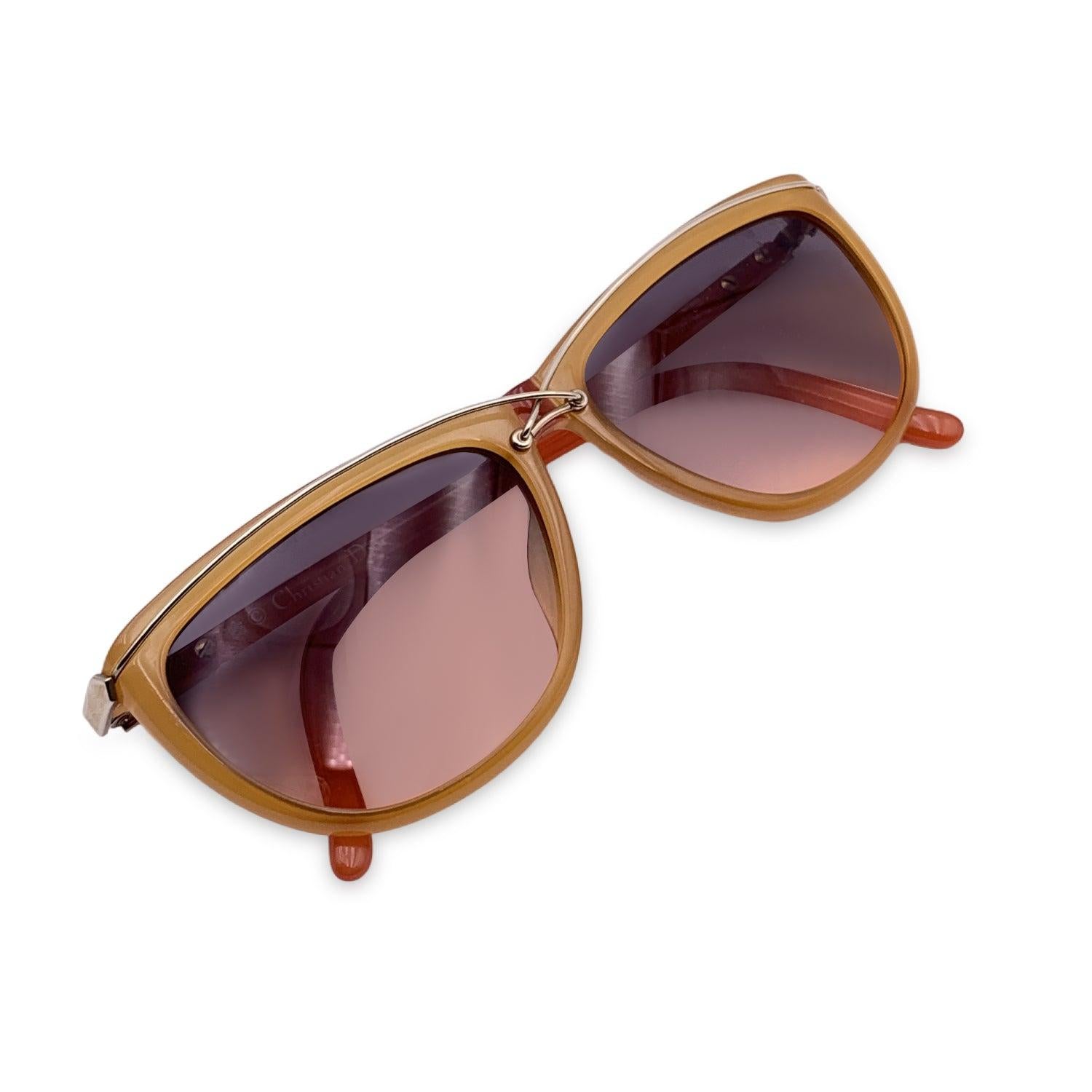 Tout droit sortie des jours ensoleillés du Vintage By, la Christian Dior Optyl 2372 10 est un modèle de lunettes de soleil pour femme, à la fois ludique et élégant, qui rayonne d'un charme rétro dans chacune de ses courbes. Fabriquée en acétate