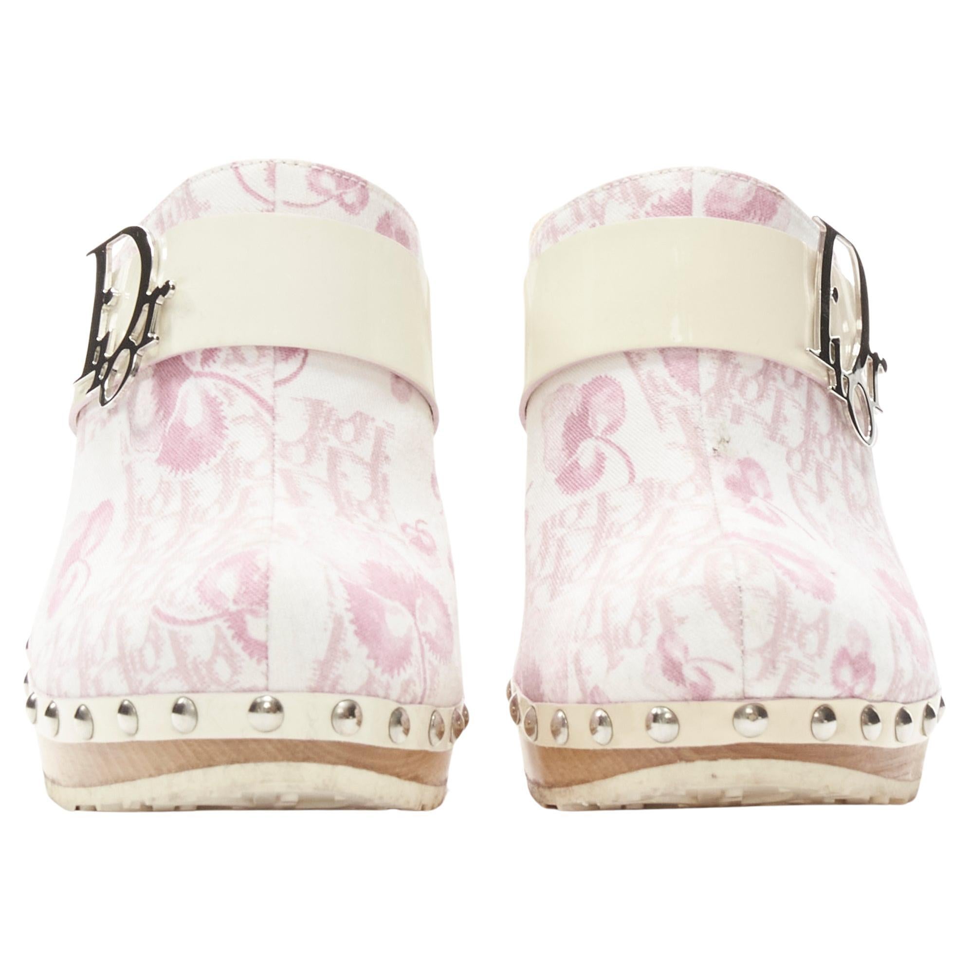 CHRISTIAN DIOR Vintage Y2K pink Trotteur Blossom monogram wooden clog EU36
Brand: Christian Dior
Designer: John Galliano
Material: Fabric
Color: Pink
Pattern: Floral
Extra Detail: Silver-tone DIOR charm on patent strap. Silver-tone stud. Wooden
