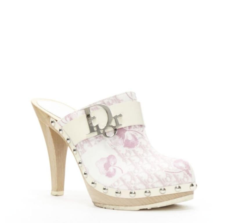 CHRISTIAN DIOR Vintage Y2K pink Trotteur Blossom monogram wooden clog EU36
Reference: ANWU/A01055
Brand: Dior
Designer: John Galliano
Material: Fabric, Wood
Color: Pink, Brown
Pattern: Floral
Extra Details: Silver-tone DIOR charm on patent strap.