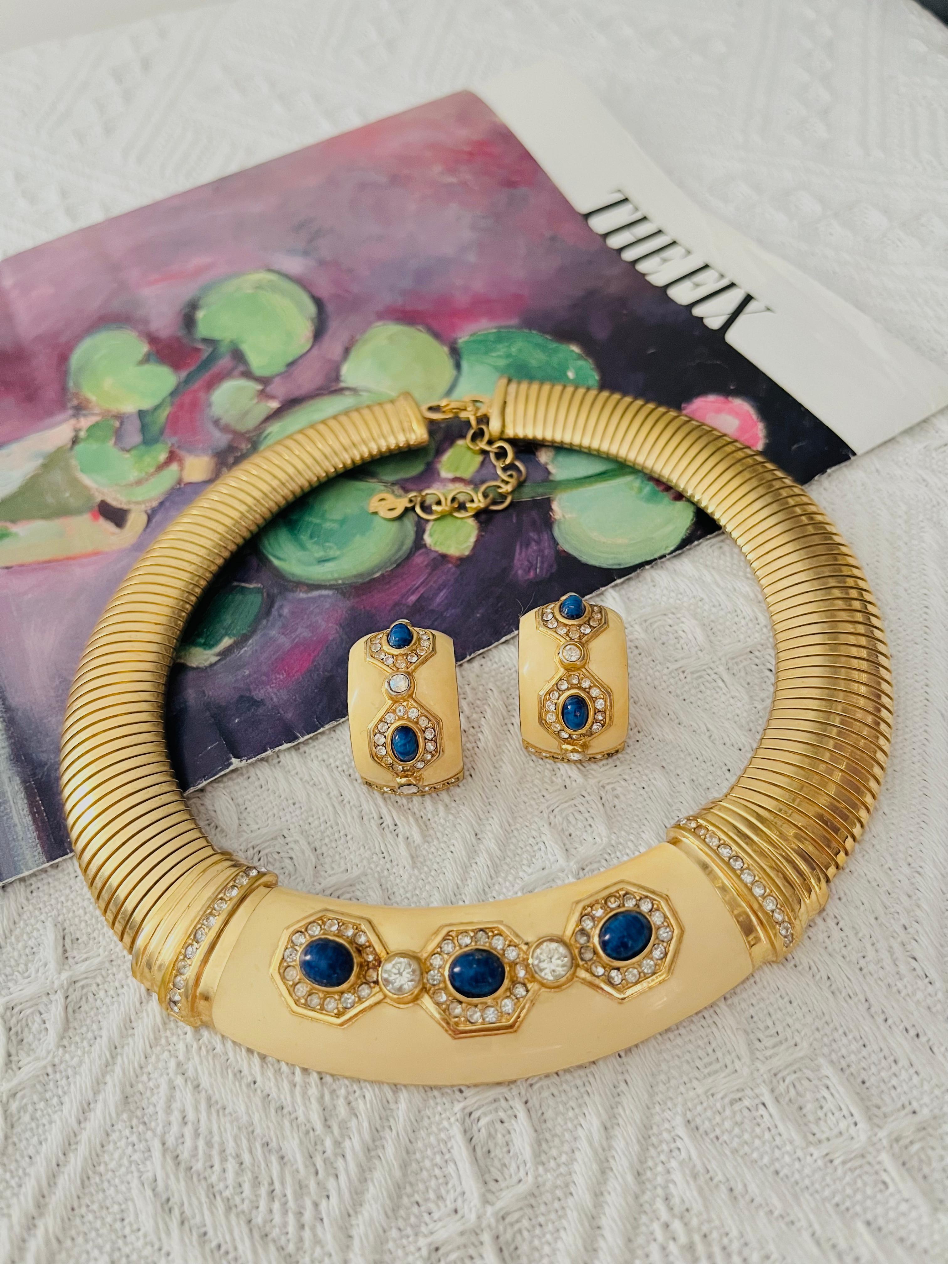 Christian Dior Vintage Años 80 Unisex Amarillo Beige Esmalte Lapislázuli Azul Marino Cristales Ovalados Cabujón Omega Collar de Declaración Gruesa Collar Semi Cúpula Pendientes Juego de Joyas, Tono Dorado

Muy buen estado. Algunos arañazos o pérdida