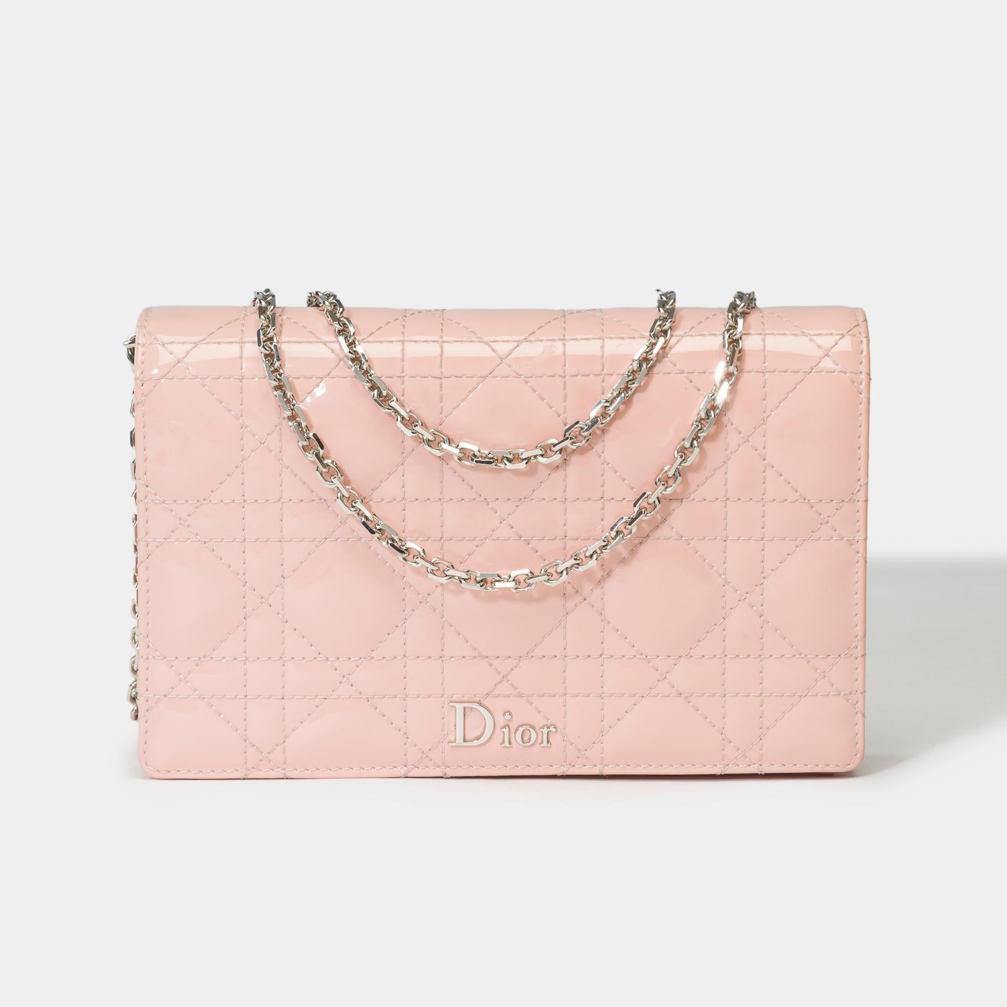 Gorgeous​ ​Dior​ ​Wallet​ ​on​ ​chain​ ​in​ ​patent​ ​pink​ ​cane​ ​leather,​ ​chain​ ​handle​ ​in​ ​silver​ ​metal​ ​for​ ​a​ ​hand​ ​or​ ​shoulder​ ​or​ ​crossbody​ ​carry

Dior​ ​signature​ ​on​ ​the​ ​front​ ​in​ ​silver​ ​metal
2​