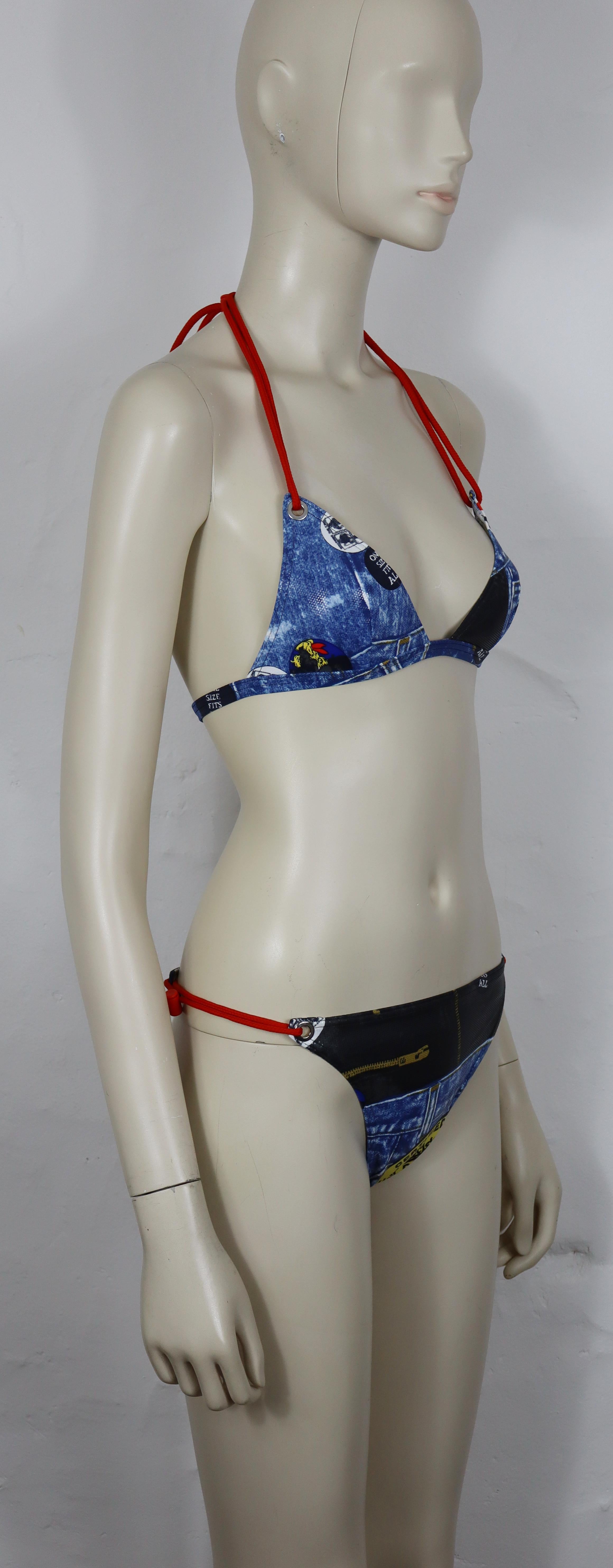 Maillot de bain deux pièces MISS DIORELLA de CHRISTIAN DIOR by JOHN GALLIANO à l'aspect mouillé et brillant vintage, avec un imprimé denim en trompe l'Oeil et des empiècements.

Liens réglables au niveau du cou, cordes rouges.

Label CHRISTIAN