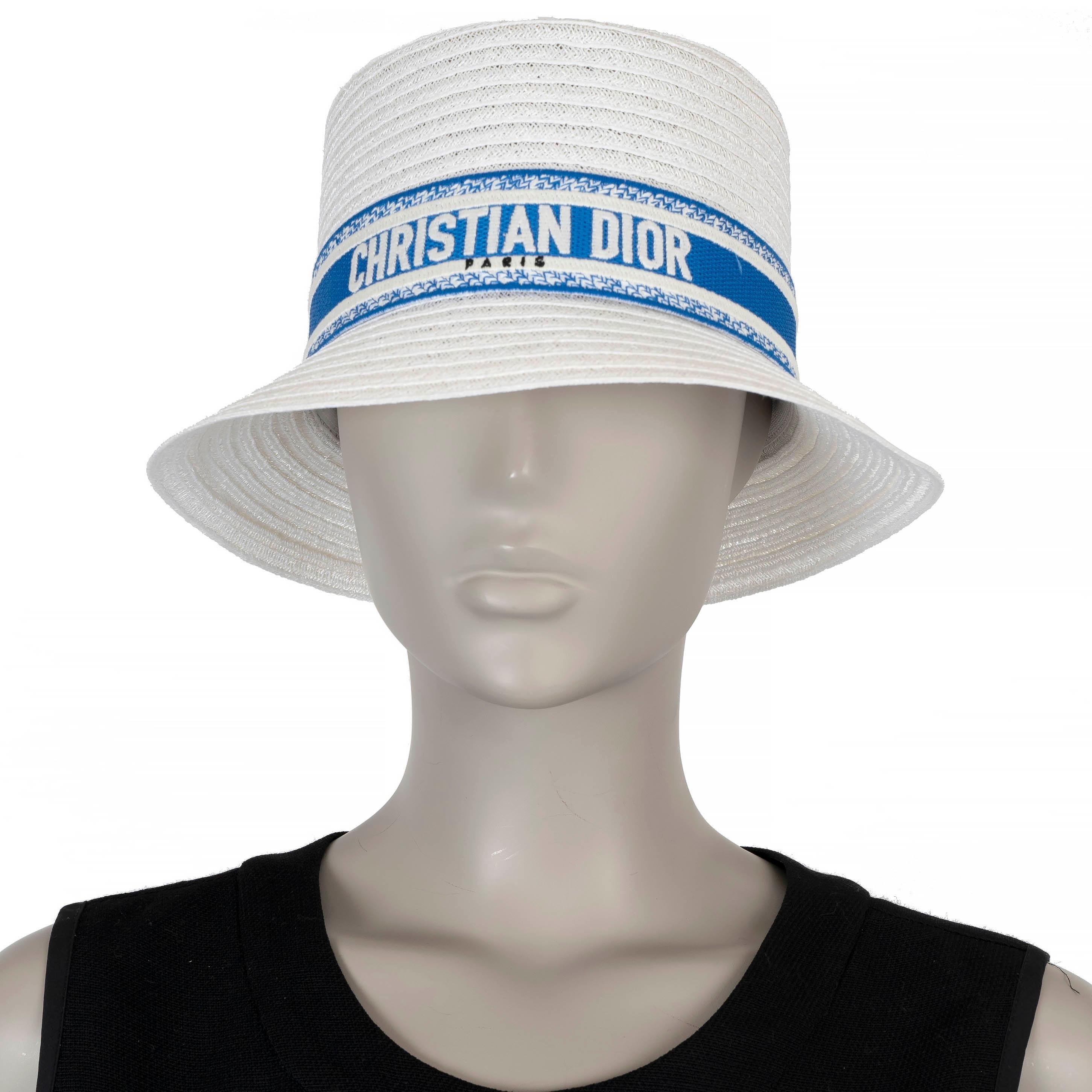 Questo cappello Christian Dior D-Bobby, autentico al 100%, è realizzato in paglia bianca e presenta una vistosa fascia ricamata con logo blu fluorescente. Perfetto mix di eleganza classica e stile moderno, questo cappello aggiunge un tocco di stile