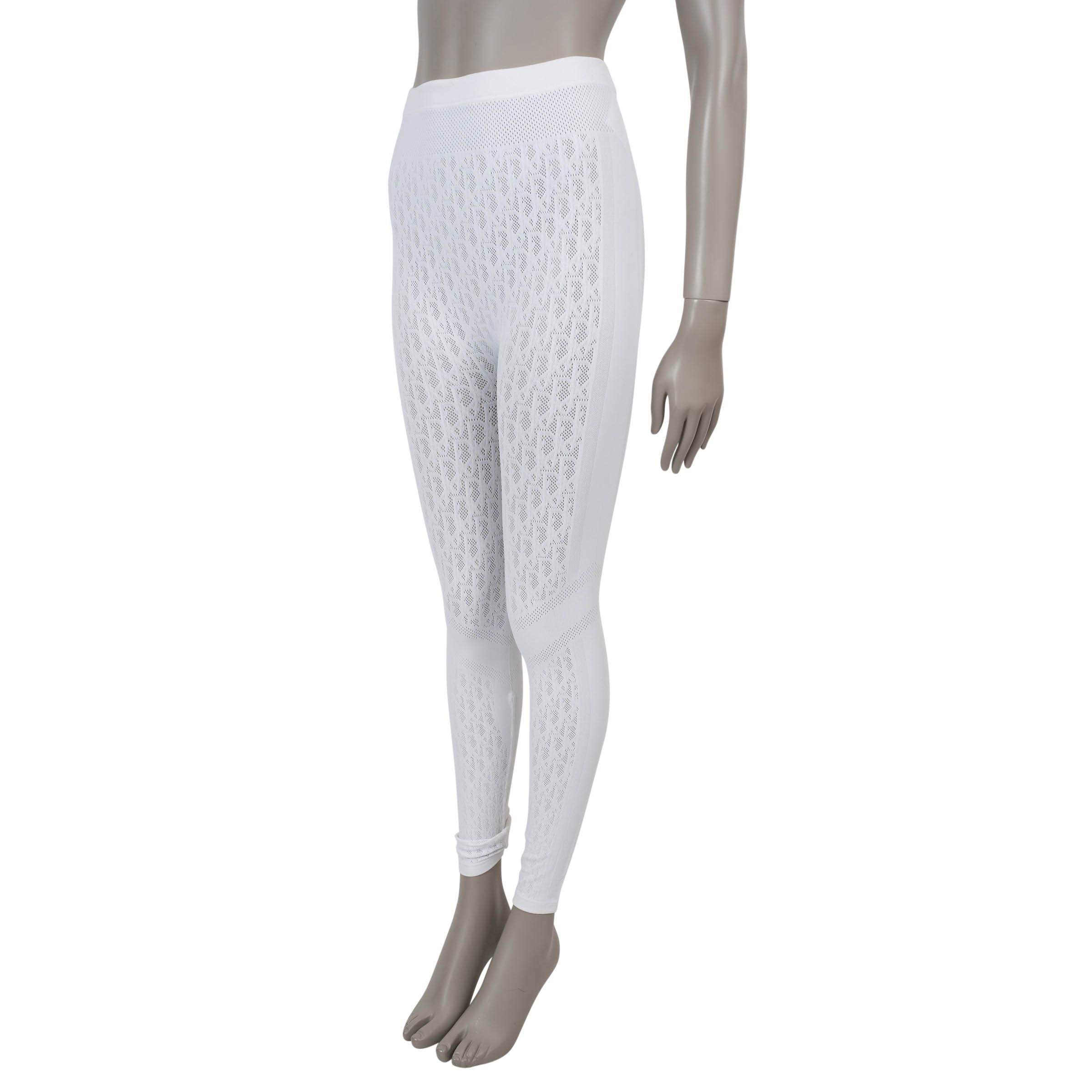Ce legging 100% authentique Christian Dior en polyamide jacquard Icone blanc (avec 19% d'élasthanne) offre une coupe élégante et sculptante avec la touche Dior emblématique. Conçus pour le confort et le style, ils sont dotés d'une taille élastique