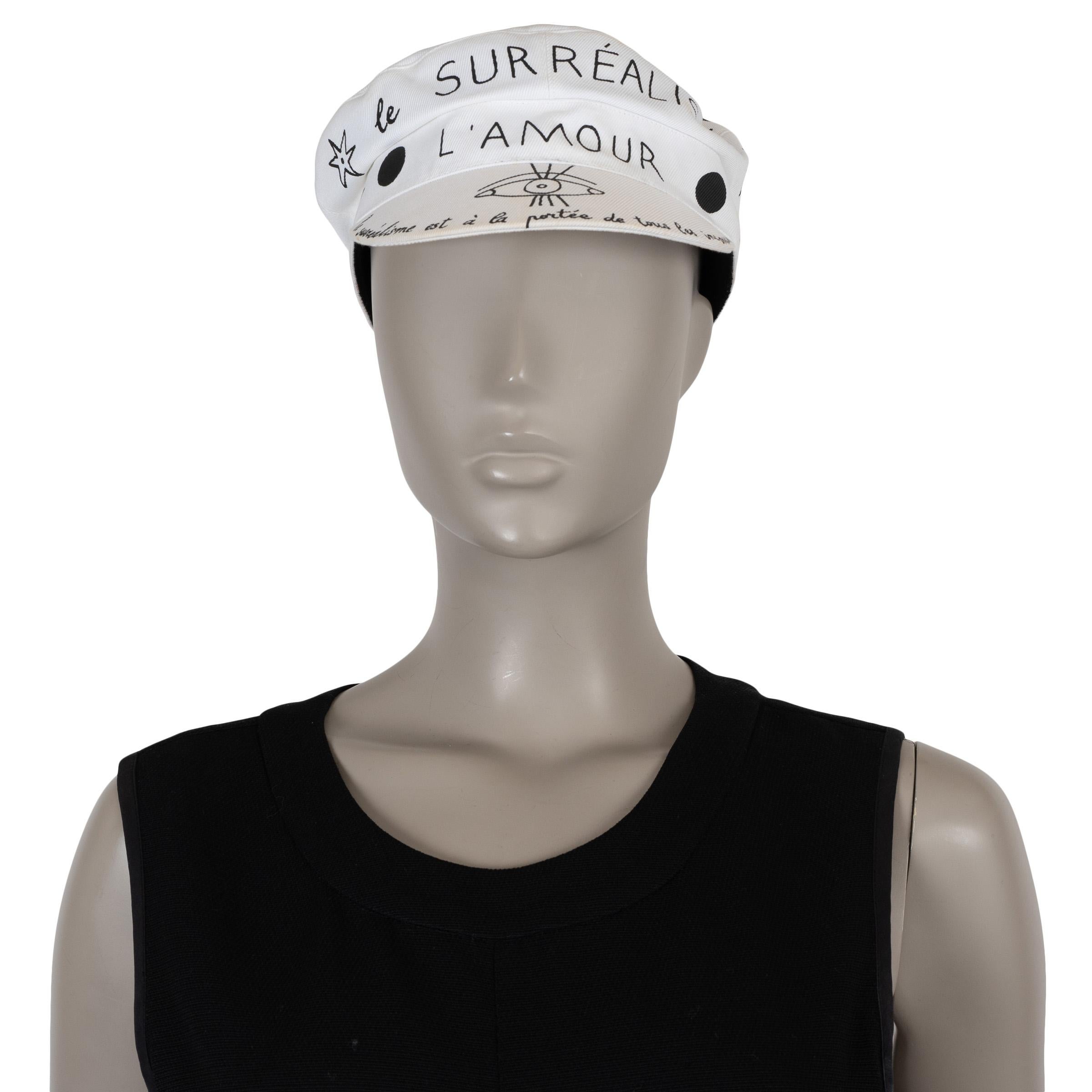 Questo berretto Daydream di Christian Dior, autentico al 100%, è realizzato in cotone bianco (100%) con scritte nere a contrasto sul davanti. Presenta una classica Silhouette da baker cap con visiera ricurva. È stato usurato e presenta lievi segni