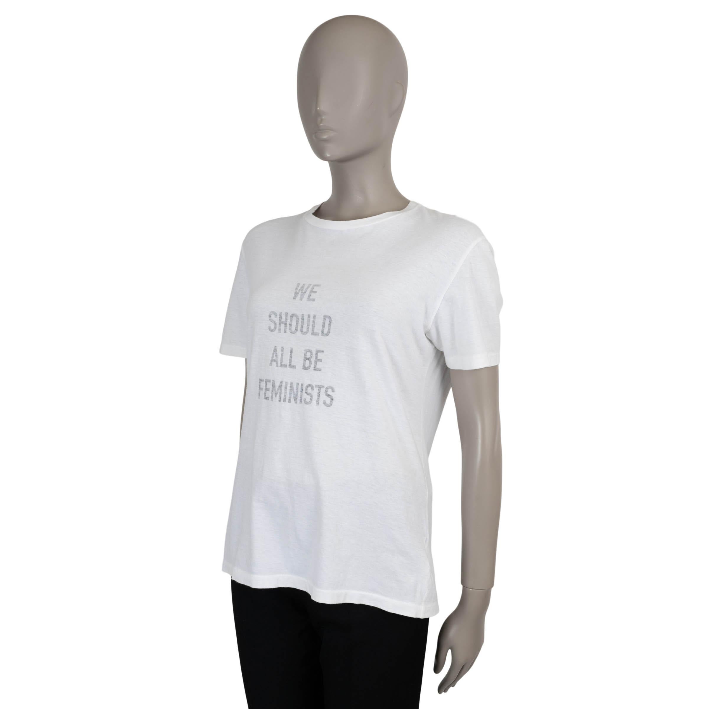 Dieses 100% authentische Christian Dior We Should All Be Feminists T-Shirt ist aus einer weichen weißen Jersey-Mischung aus Baumwolle (85%) und Leinen (15%) gefertigt und bietet ein leichtes, atmungsaktives Tragegefühl. Mit klassischem