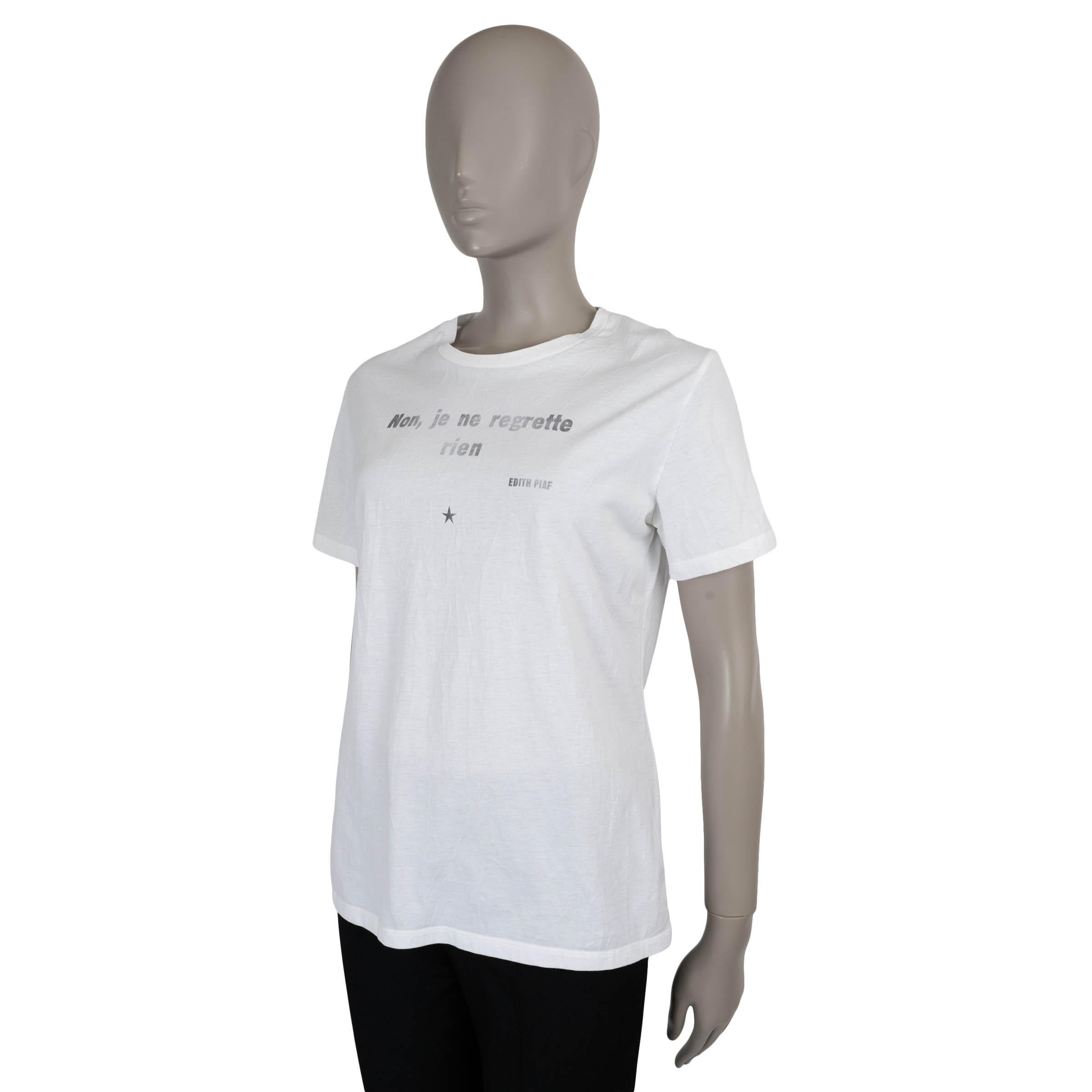 Dieses 100% authentische Christian Dior Non, je ne regrette rien T-Shirt ist aus weicher, weißer, geknitterter Jersey-Baumwolle (mit 17% Polyester) gefertigt, die für ein entspanntes, lebendiges Gefühl sorgt. Es hat einen klassischen