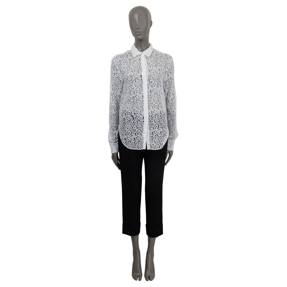 Chemise en dentelle semi-transparente 100% authentique Christian Dior en coton blanc (77%) et polyamide (23%). Il présente des manches longues, des poignets boutonnés et le logo 