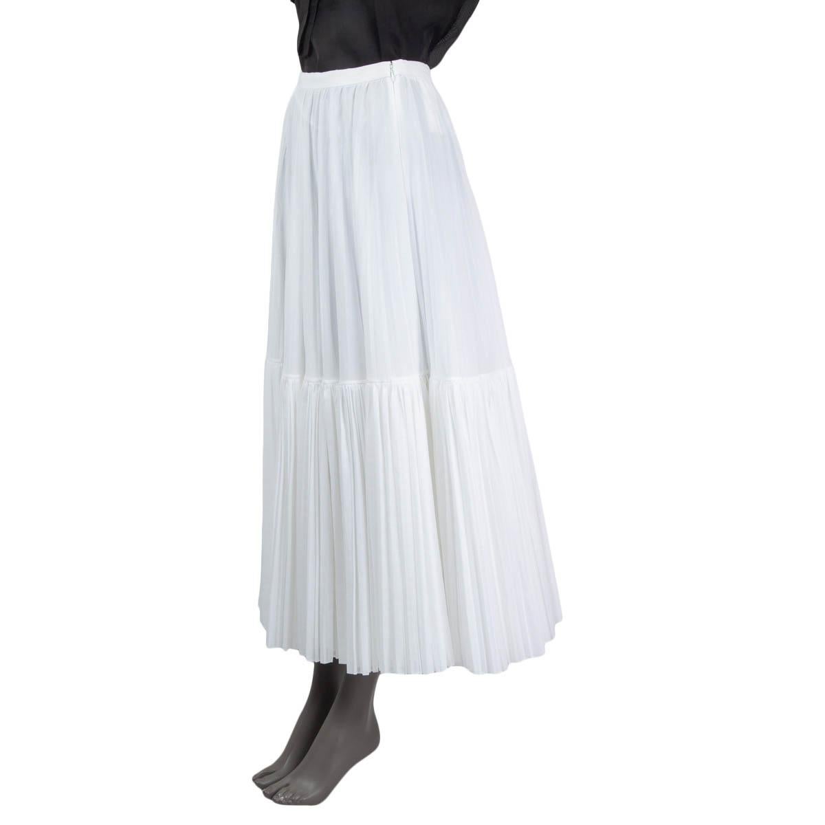 100% authentic Christian Dior Resort 2019 pleated maxi skirt in white cotton (100%). Opens with a zipper and a hook at the side. Lined in white cotton (100%). Has some faint and barely visible stains at the waistband, otherwise in excellent