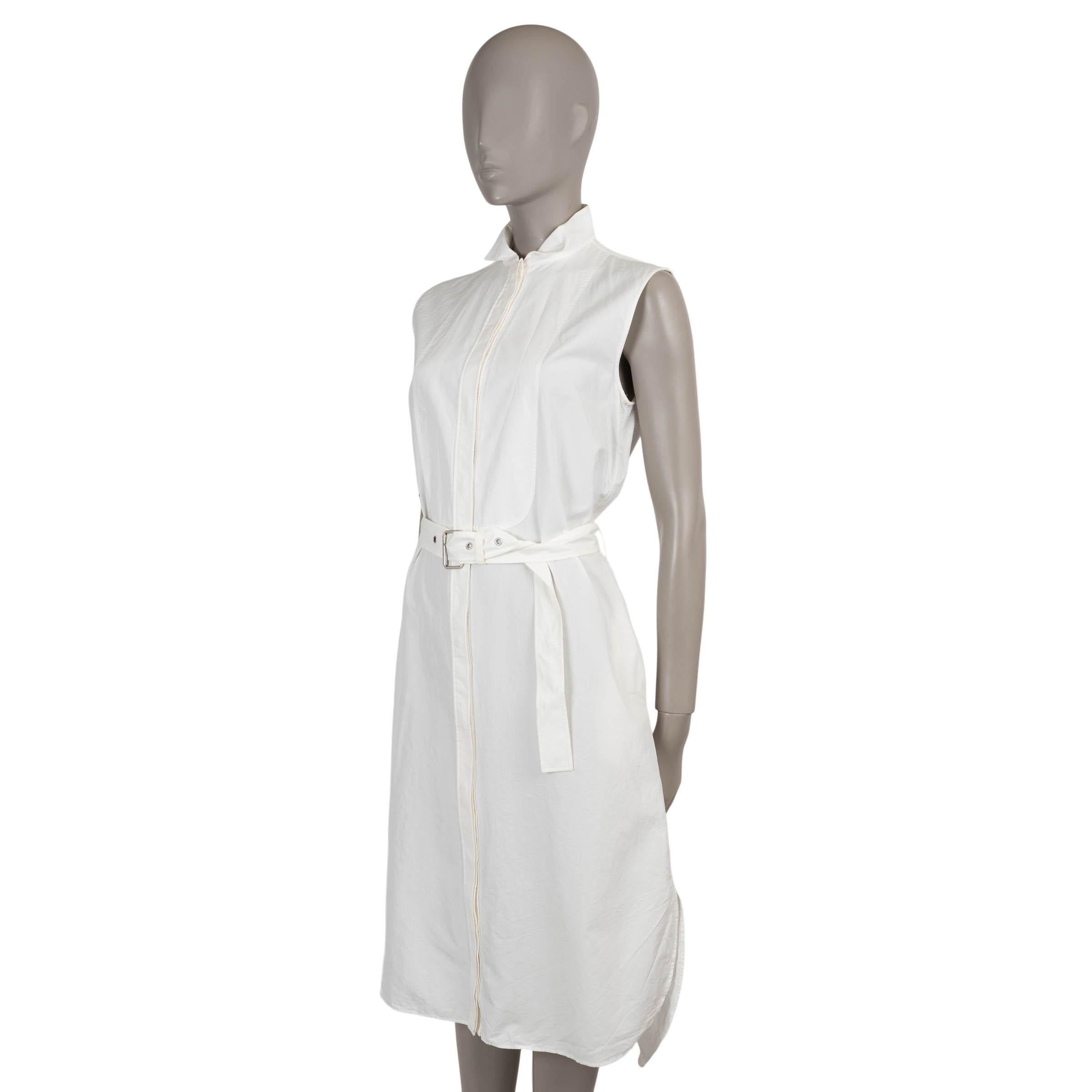 Dieses 100% authentische Hemdkleid von Christian Dior aus weißer Baumwolle (57%) und Seide (43%) ist ein zeitloses Stück, das Raffinesse und Komfort vereint. Die ärmellose, lockere Silhouette mit einer schmeichelhaften Länge unterhalb des Knies ist