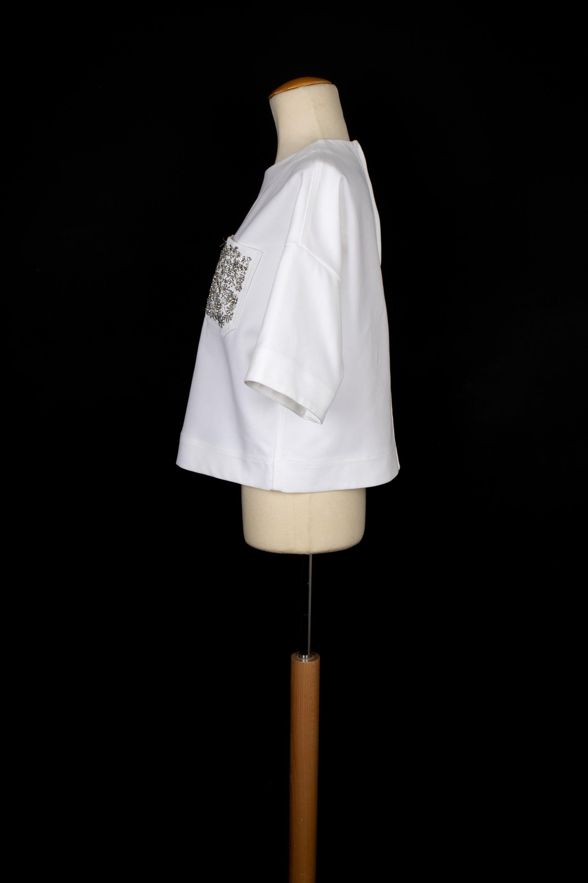 Dior - (Made in Italy) White cotton top embroidered with pearls and silvery rhinestones. Size 38FR indicated.

Additional information:
Condition: Good condition
Dimensions: Shoulder width: 61 cm - Chest: 56 cm - Sleeve length: 19 cm - Length: 52