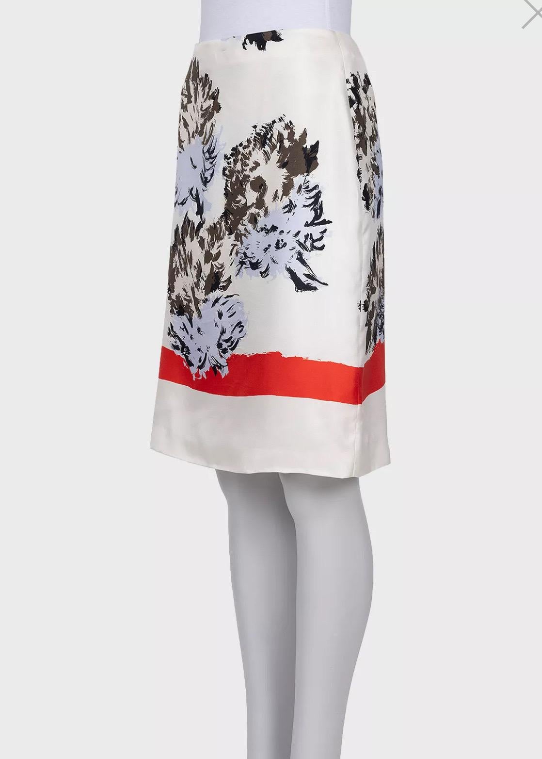Rehaussez votre garde-robe avec cette superbe jupe en soie Christian Dior ! Confectionnées dans une luxueuse soie à 100 %, la jupe et sa doublure offrent toutes deux une sensation de douceur et de confort sur la peau. L'élégant imprimé floral sur