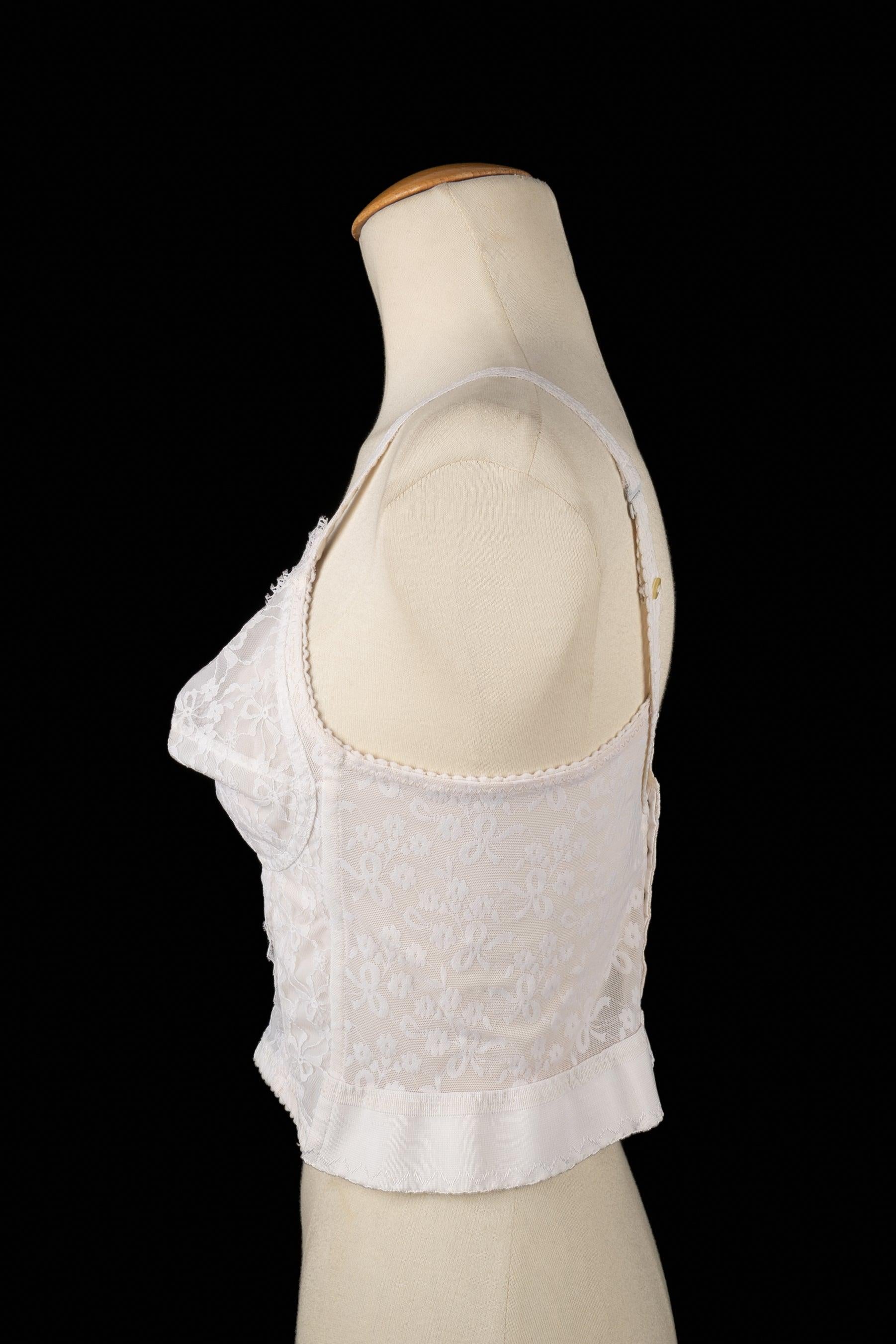 DIOR - (Made in France) White lace bustier top.

Additional information:
Condition: Very good condition
Dimensions: Chest: 70 cm to 75 cm - Length: 32 cm

SKU:FH26