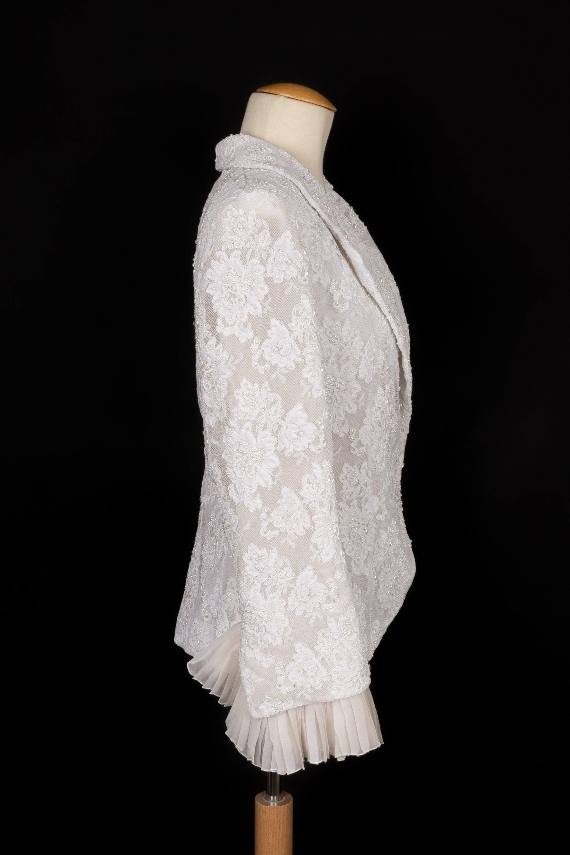 DIOR - (Made in France) White lace jacket embroidered with pearls. Silk lining. Size 40FR indicated.

Additional information:
Condition:Very good condition
Dimensions:Shoulder width: 43 cm - Chest: 48 cm - Sleeve length: 63 cm - Length: 60