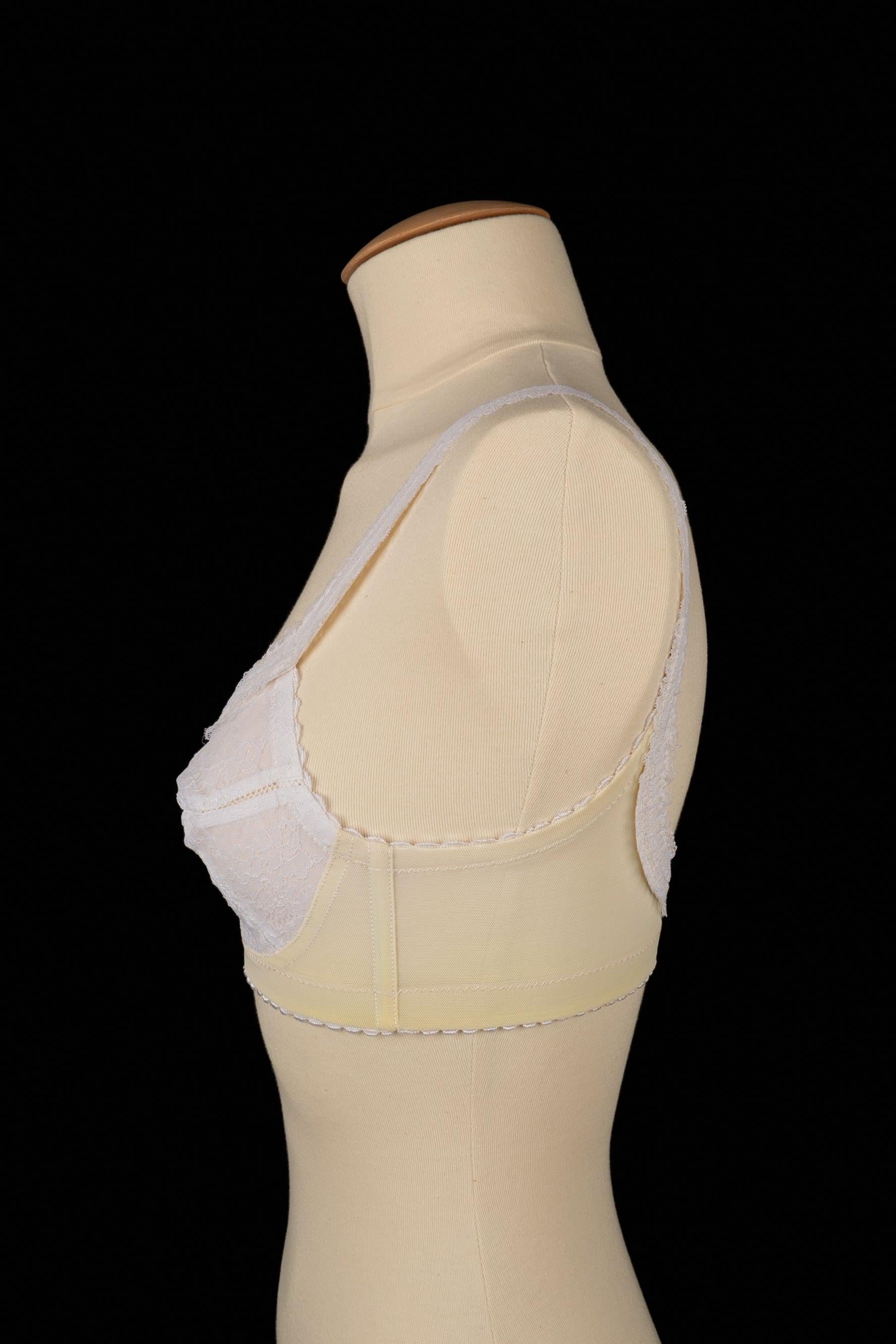 DIOR - (Made in France) White lace lingerie.

Additional information:
Condition: Very good condition
Dimensions: Length: from 60 cm to 62 cm

SKU:FH95