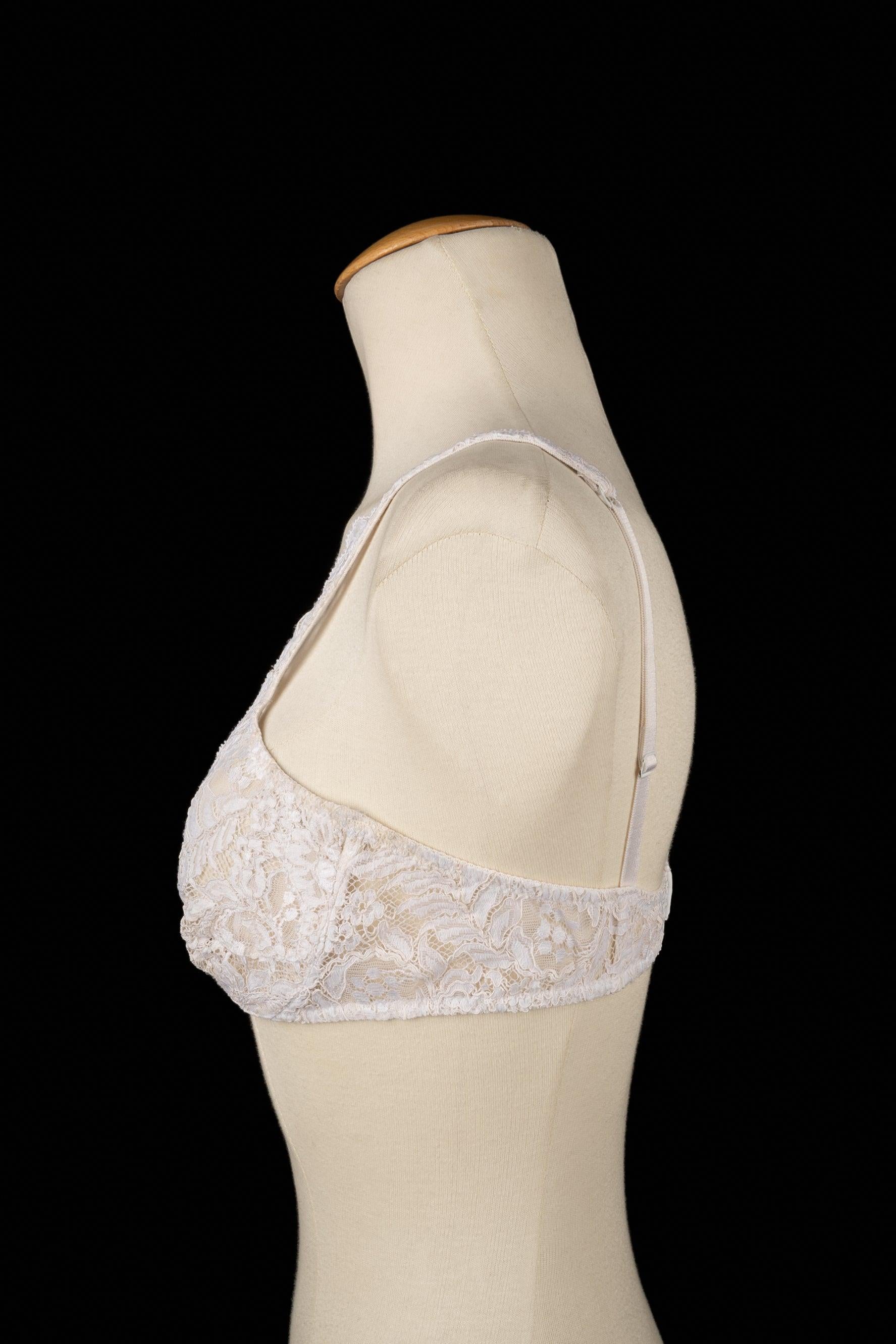 DIOR - (Made in France) White lace lingerie.

Additional information:
Condition: Very good condition
Dimensions: Length: from 70 cm to 73 cm

SKU:FH35