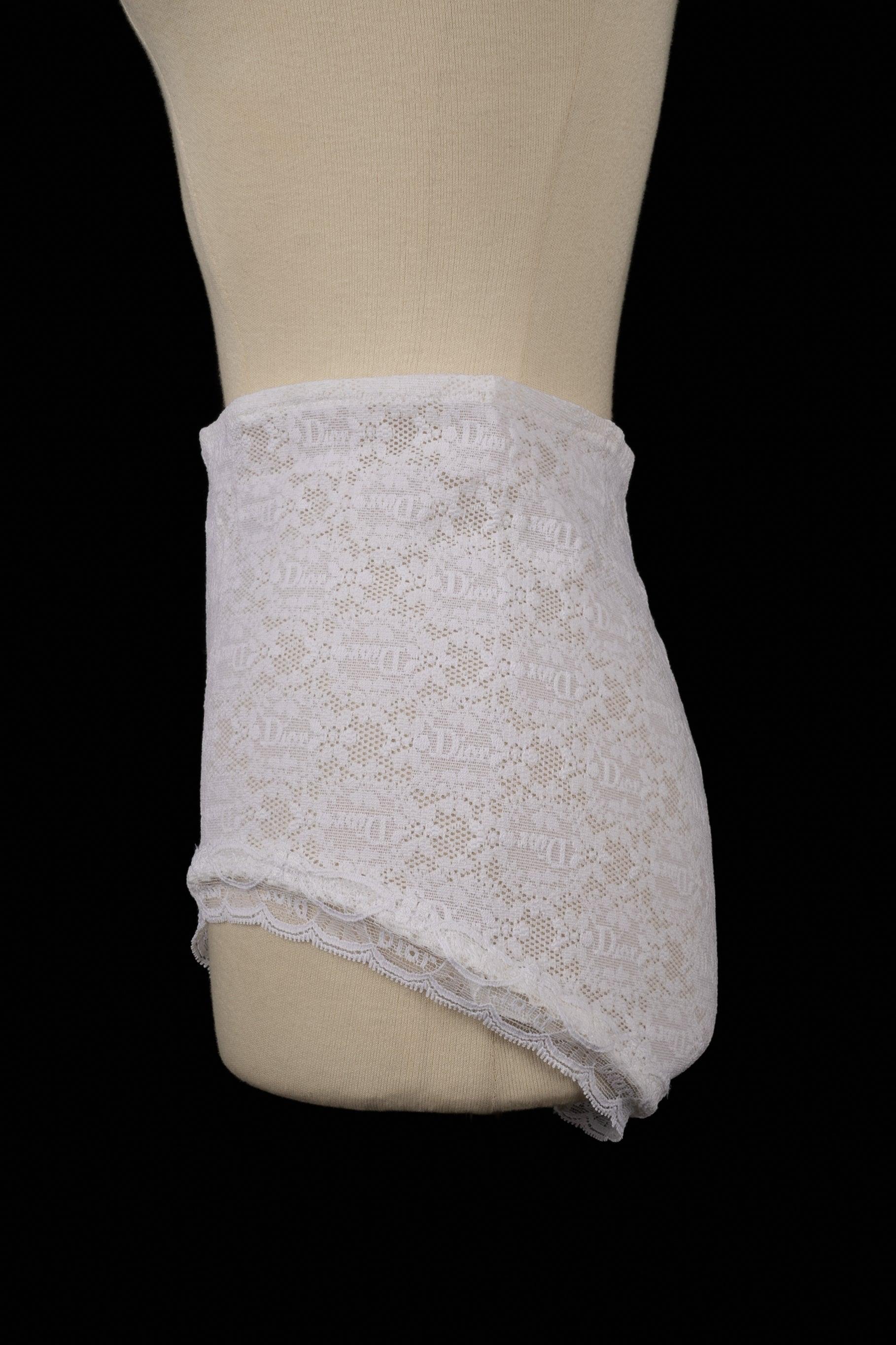 DIOR - (Made in France) White lace panties. Size 44FR indicated.

Additional information:
Condition: Very good condition
Dimensions: Waist length: 34 cm

SKU:FJ151