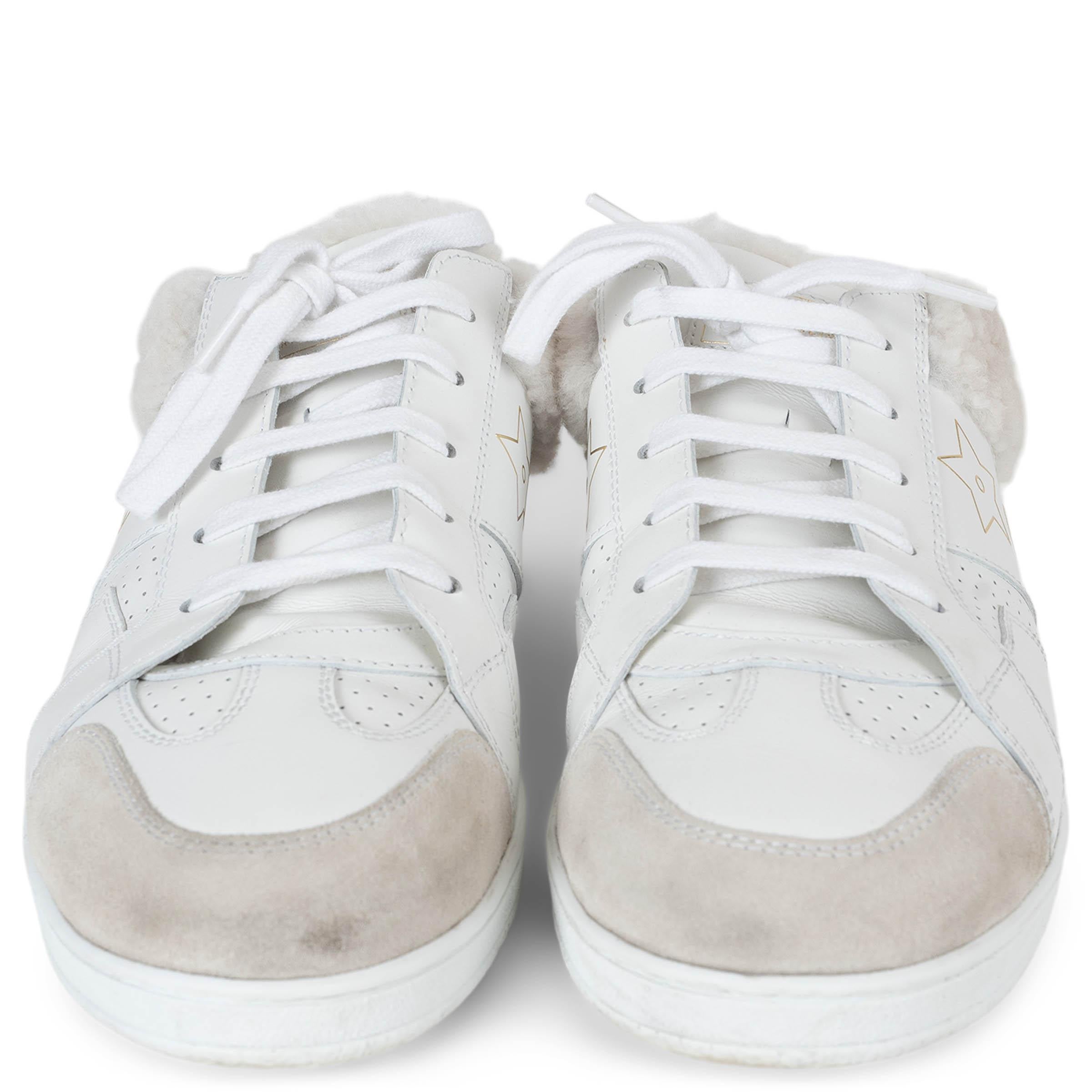 Diese 100% authentischen Christian Dior Star Sneakers sind aus weißem Kalbsleder mit perforierten Einsätzen, einem farblich abgestimmten Wildledereinsatz auf der Vorderseite und plüschigem Shearling für zusätzlichen Komfort gefertigt. Sie haben eine