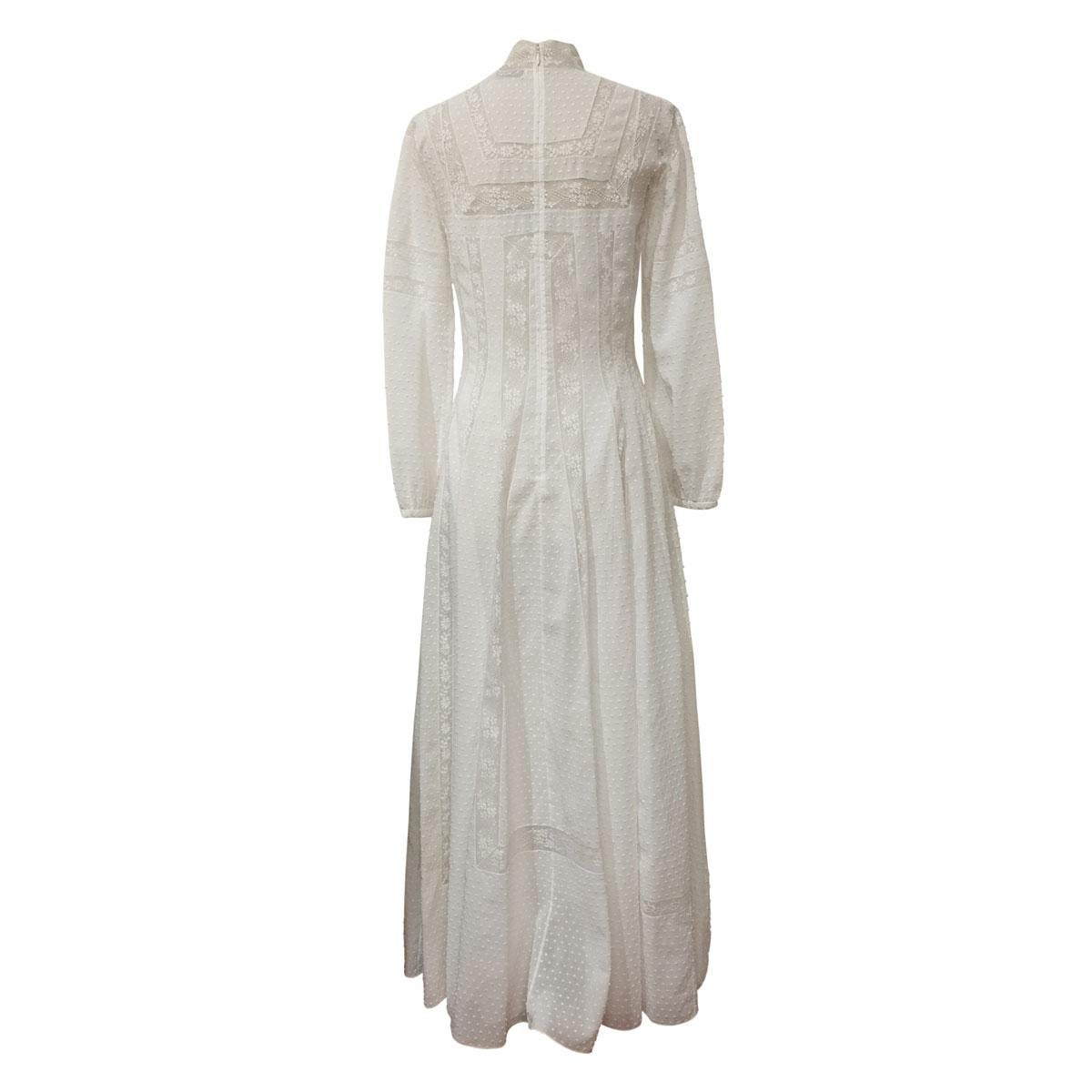 Magnificent Christian Dior dress
Cotton (95%) and polyamide
White color
Lace and embroideries
Long sleeve
Shoulder/hem length cm 130 (51,1 inches)
Shoulder cm 42 (16,5 inches)
French size 36, italian 40
Worldwide Express shipping included in the